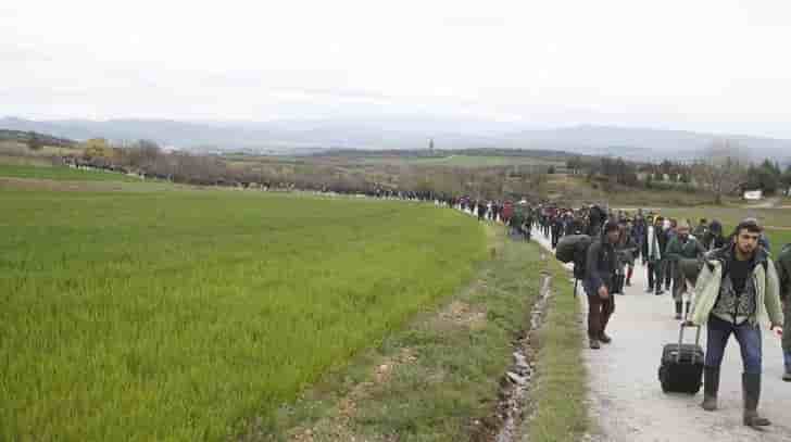 Les migrants en grece invites a aller dans les centres d'accueil
