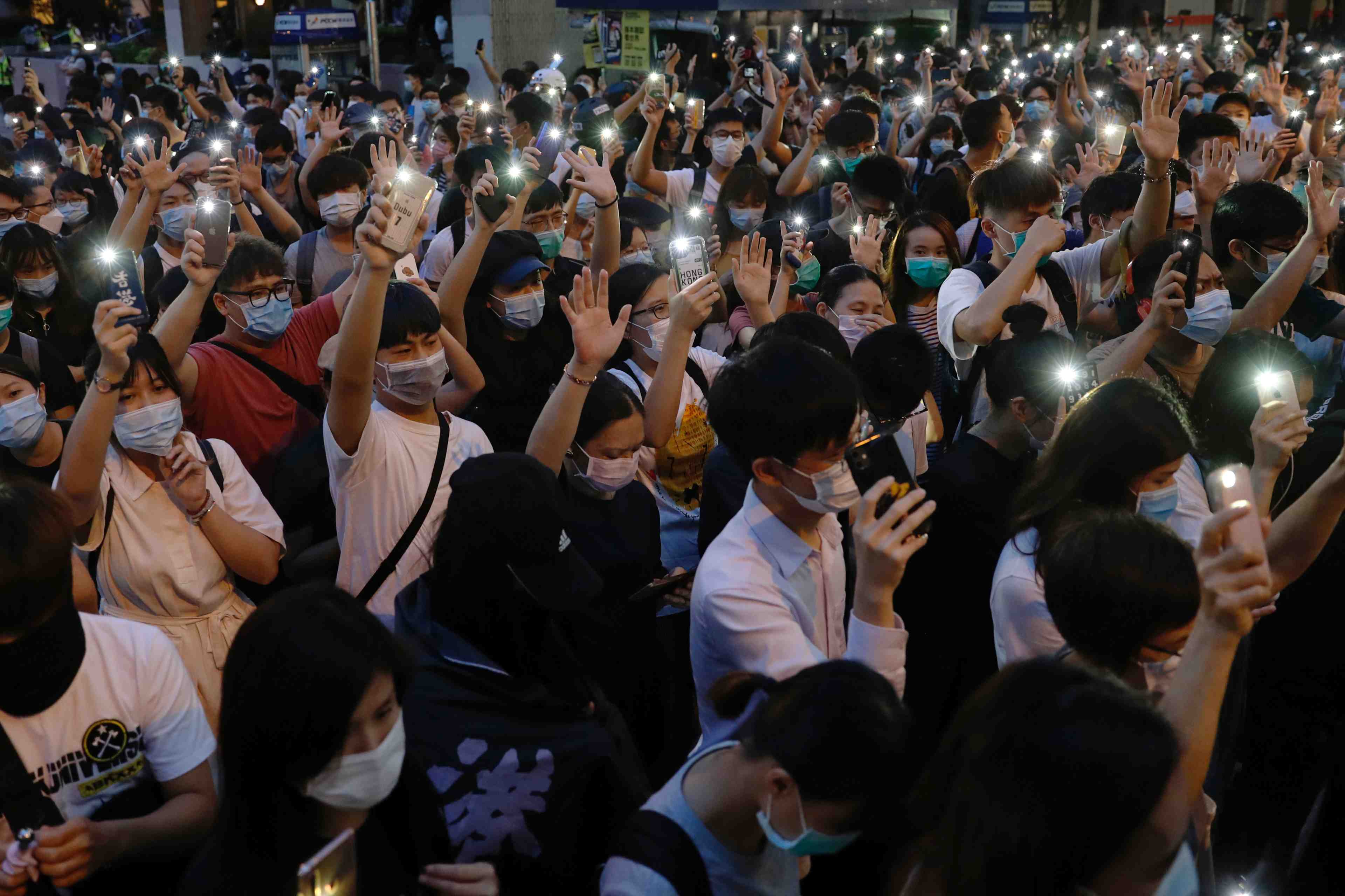 Hong kong: la police arrete 53 personnes en marge des manifestations