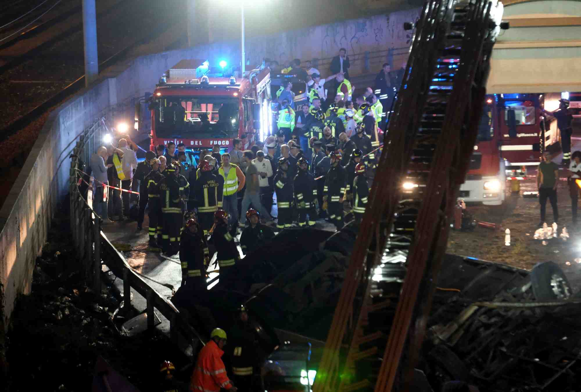 Des pompiers et du personnel de secours travaillent apres qu'un car transportant des touristes a chute d'un pont situe en peripherie de venise