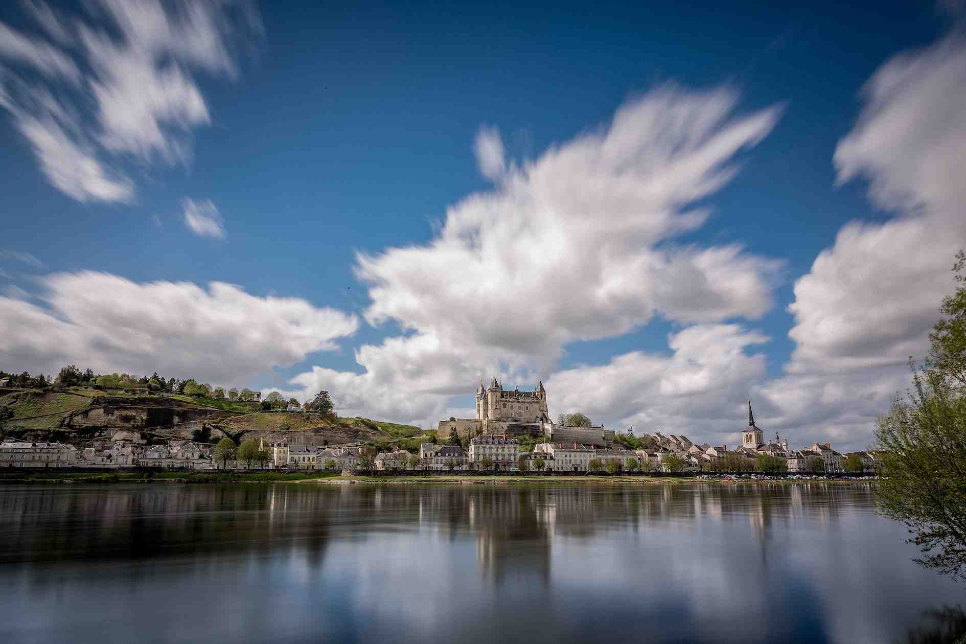 La loi autorisant désormais l'installation de casinos dans les villes de tradition équestre, Saumur va accueillir en bord de Loire le premier casino du Maine-et-Loire.