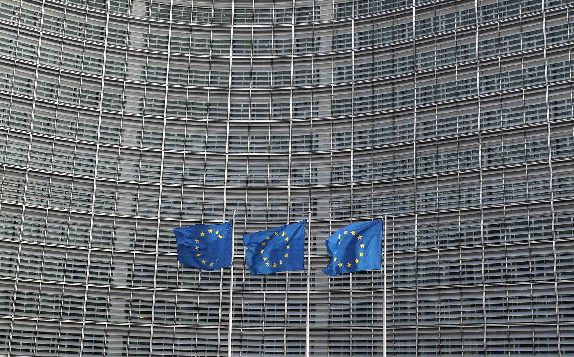 Les drapeaux de l'union europeenne devant le siege de la commission europeenne a bruxelles