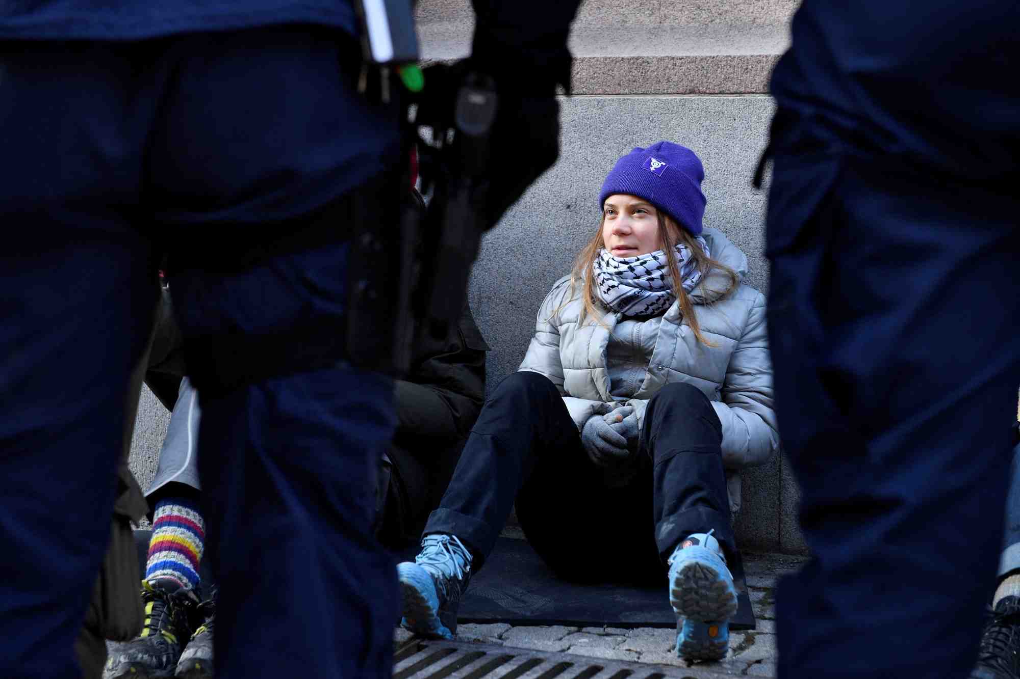 La police empeche greta thunberg de bloquer le parlement suedois