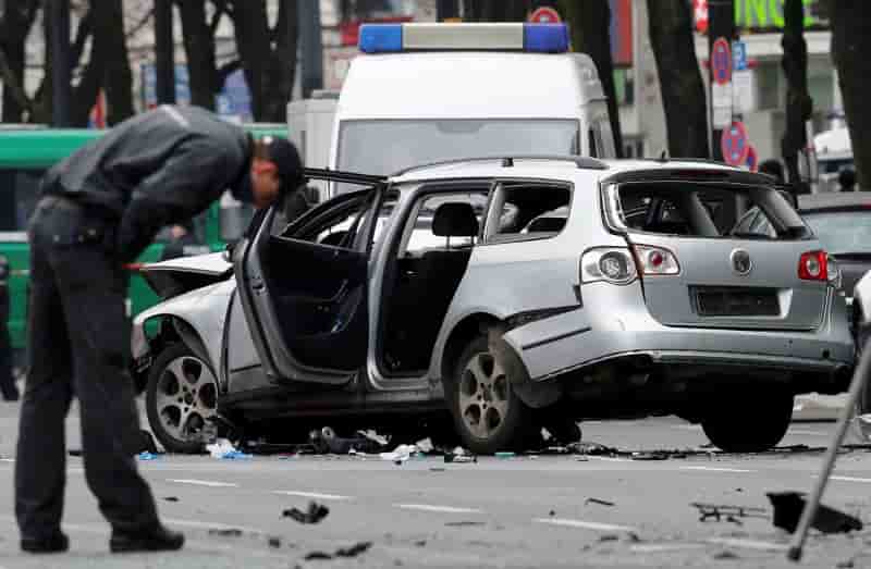 Explosion suspecte d'une voiture dans berlin, le conducteur tue