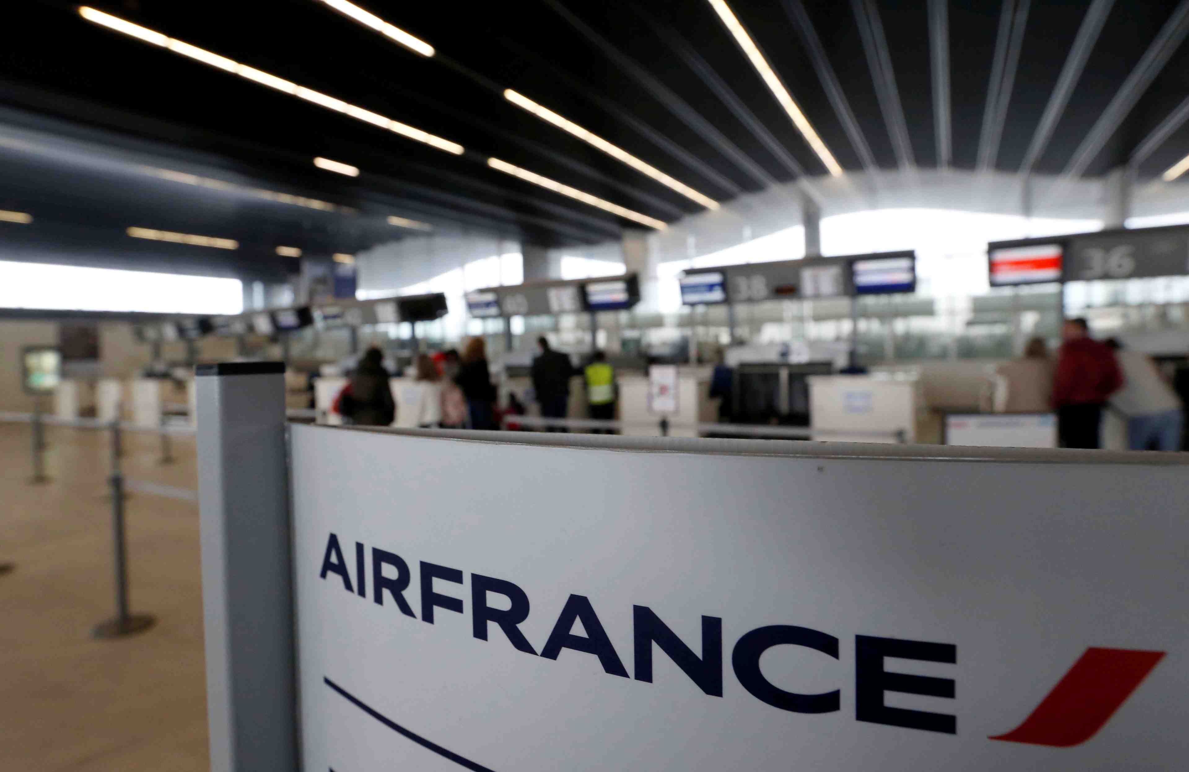 Air france: 75% de vols assures et davantage de grevistes vendredi