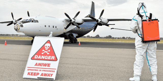 Opération de désinfection préventive du tarmac de l'aéroport international de Juba au Sud-Soudan, le 5 avril 2020.