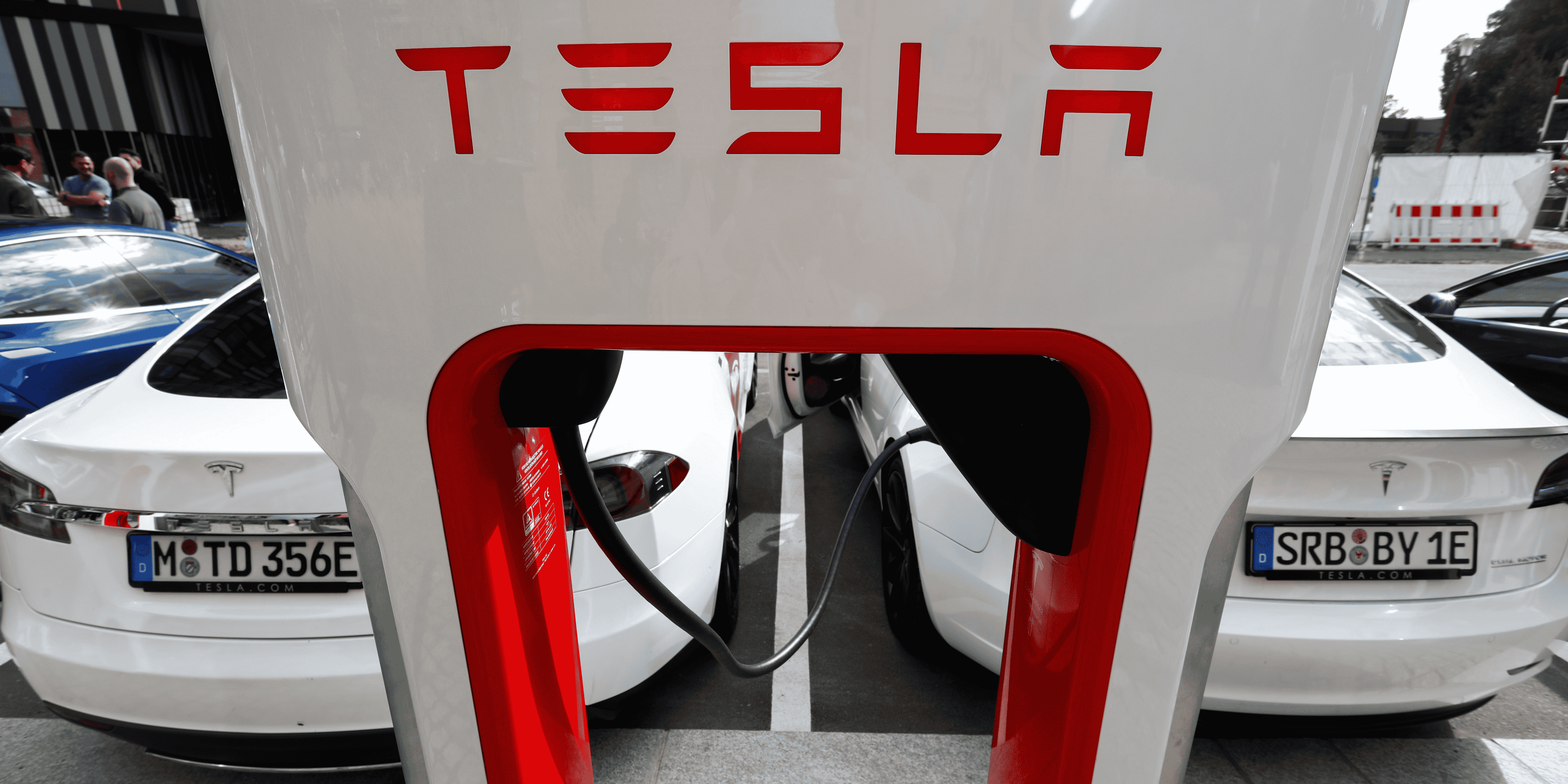 Station de recharge rapide Tesla Supercharger, Superchargeur, batterie électrique, voiture électrique (le 10 septembre 2020 à Berlin)