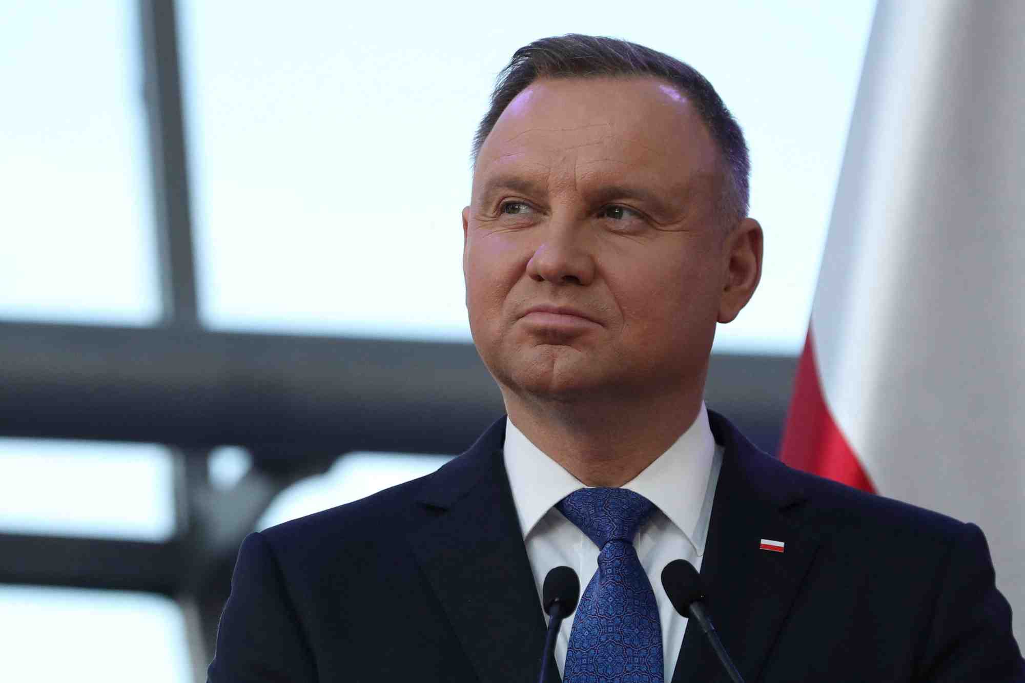 Pologne: duda affirme que parler avec poutine c'est comme dialoguer avec hitler