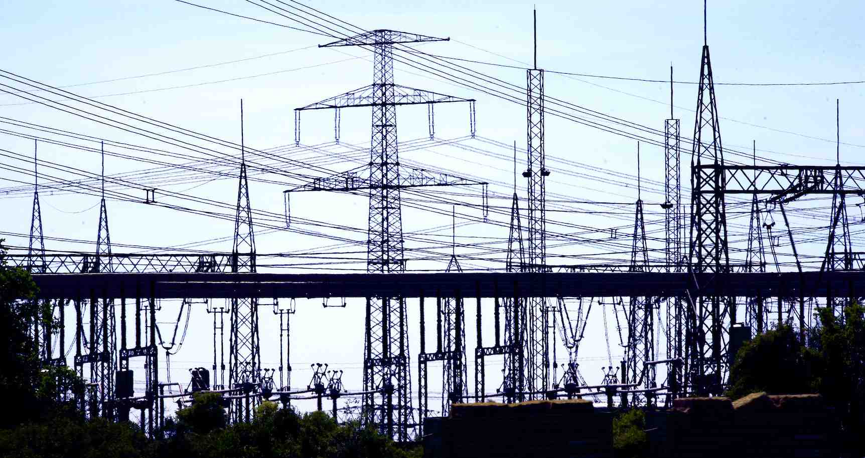 Selon nos informations, RTE a dû couper à 13 reprises des parcs éoliens et solaires depuis le 4 mars en raison d'une surabondance d'électricité sur le réseau, un record absolu.