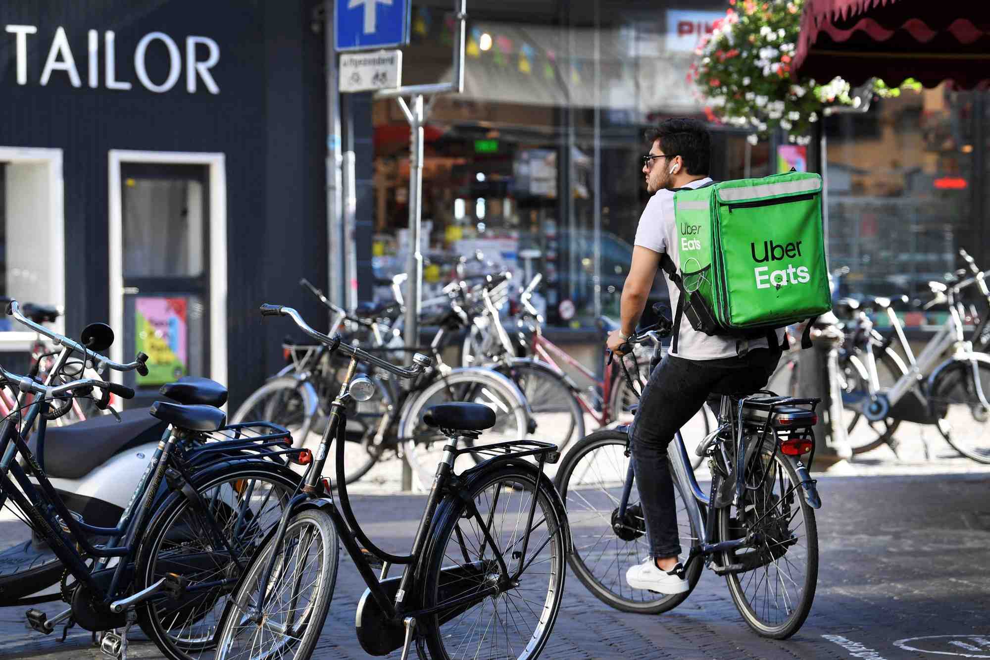 Un coursier uber eats a utrecht, aux pays-bas