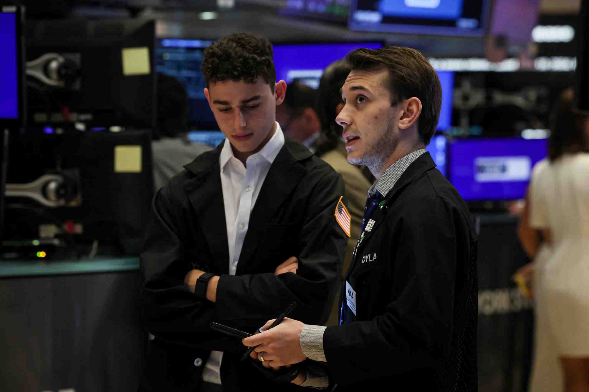 Des traders travaillent a la bourse de new york