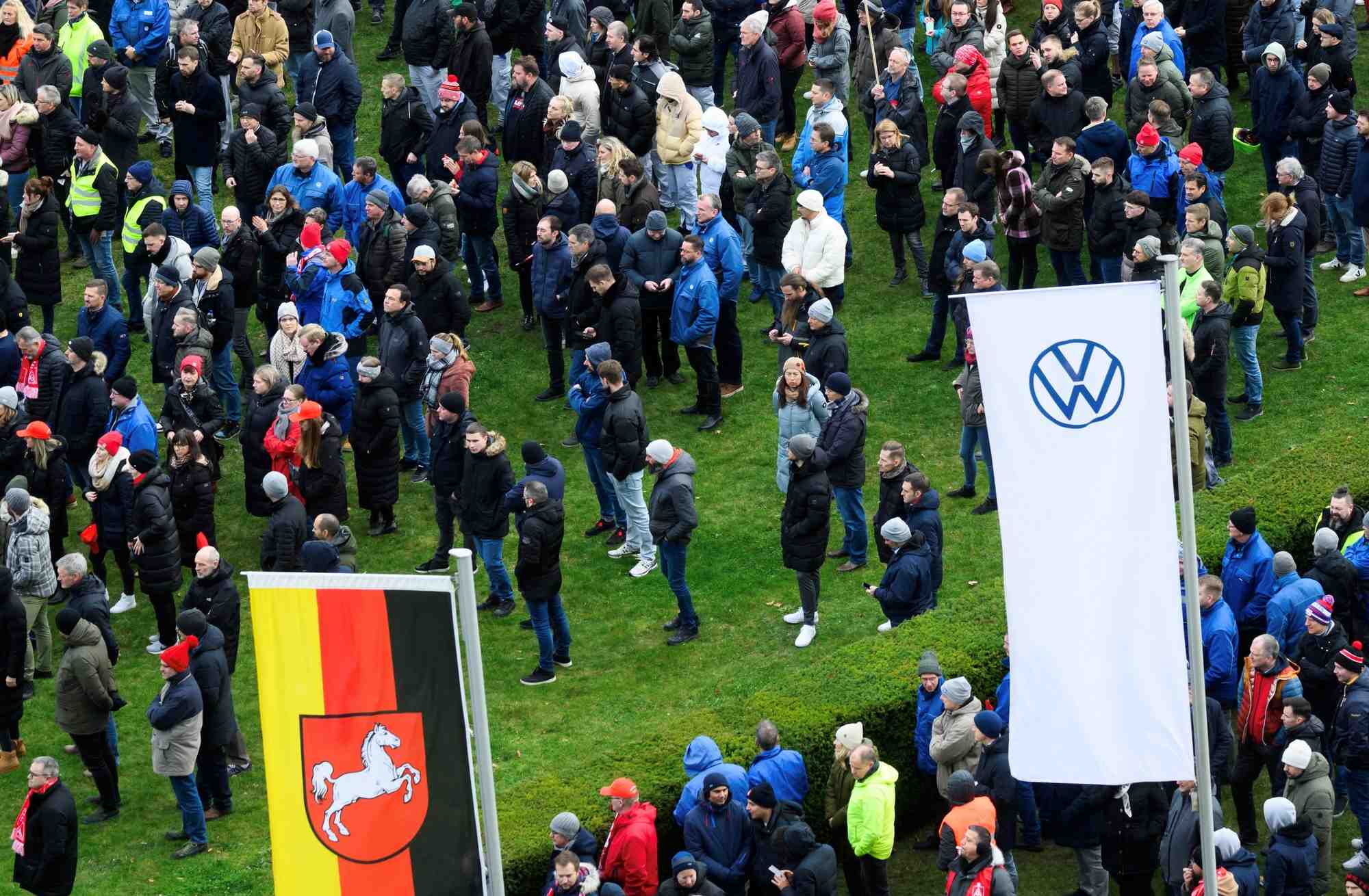 Des employes de volkswagen ag, le plus grand constructeur automobile d'europe, manifestent a wolfsburg