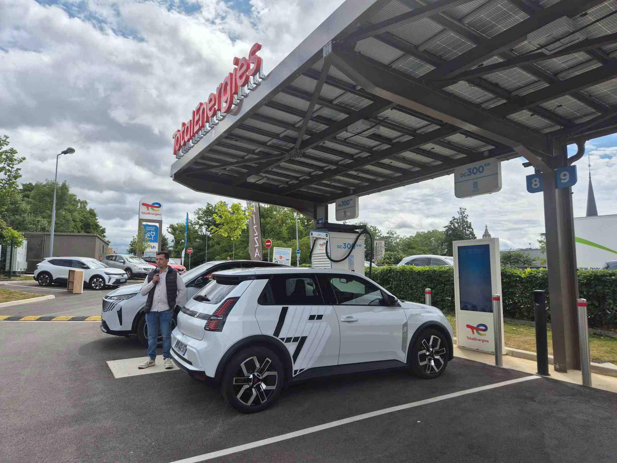Ce vendredi 6 juin, TotalEnergies présentait la première station de recharge entièrement électrique de la région, à Dijon.