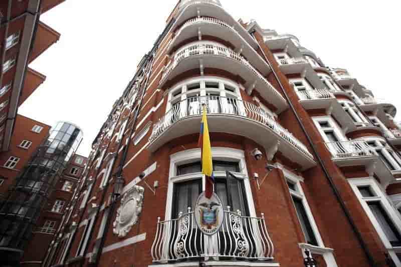 L'equateur limite l'acces d'assange a internet