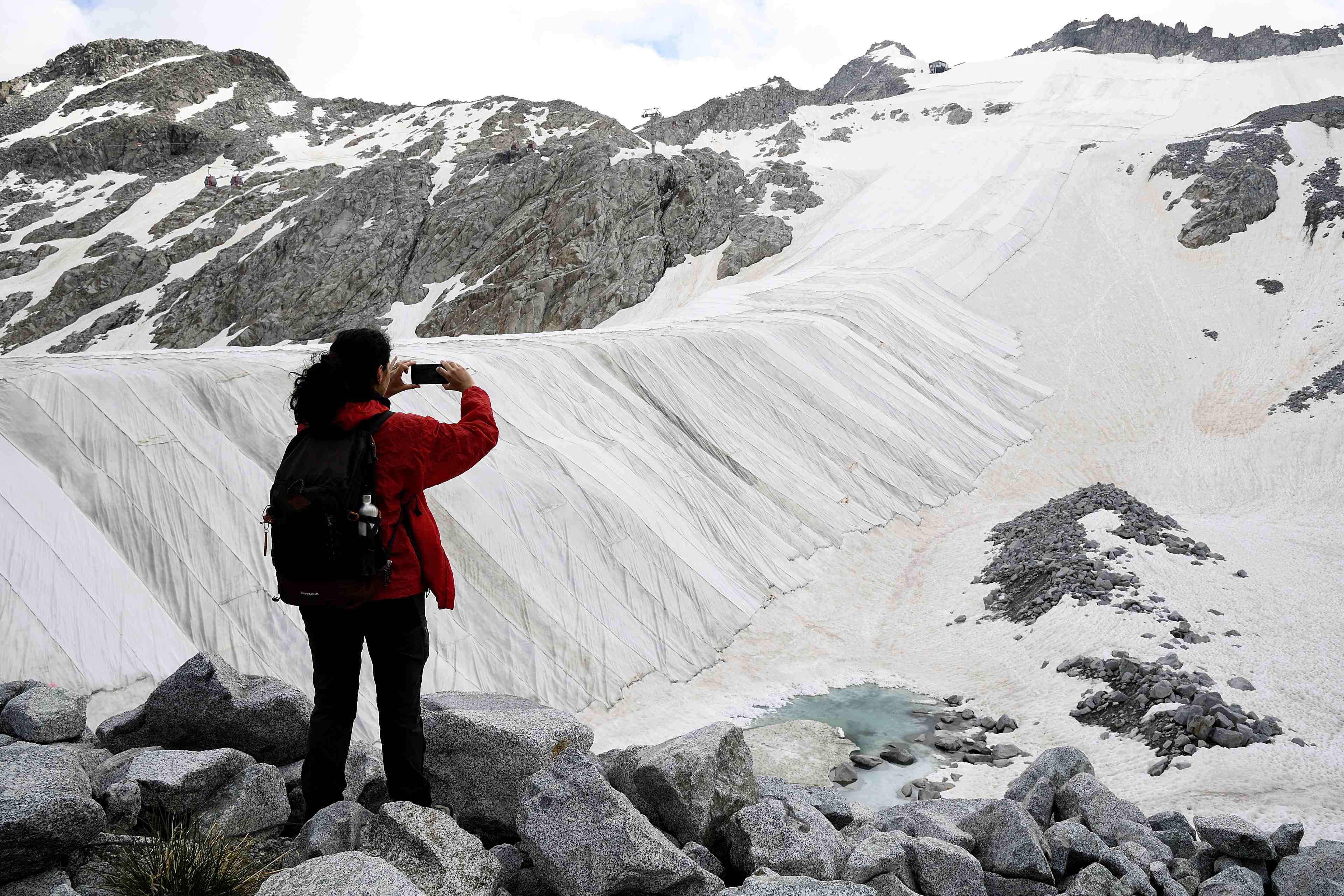 L'italie tente de proteger le glacier de presena de la chaleur estivale