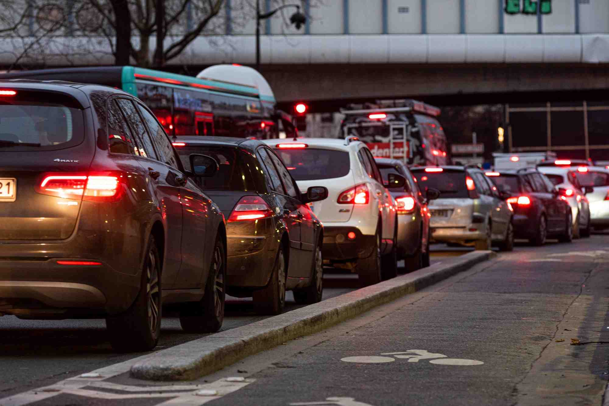 Pour la mairie de Paris, qui est propriétaire du périphérique parisien, l'objectif principal de l'abaissement de la vitesse est de réduire les nuisances sonores et la pollution de l'air.