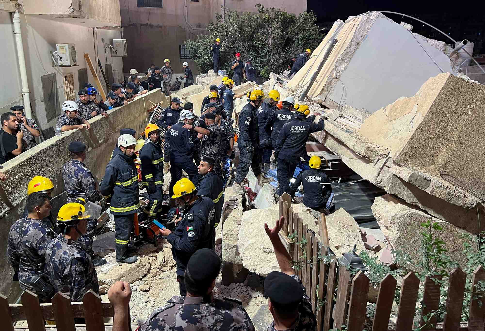 Les autorites travaillent sur le site de l'effondrement d'un immeuble a amman, en jordanie