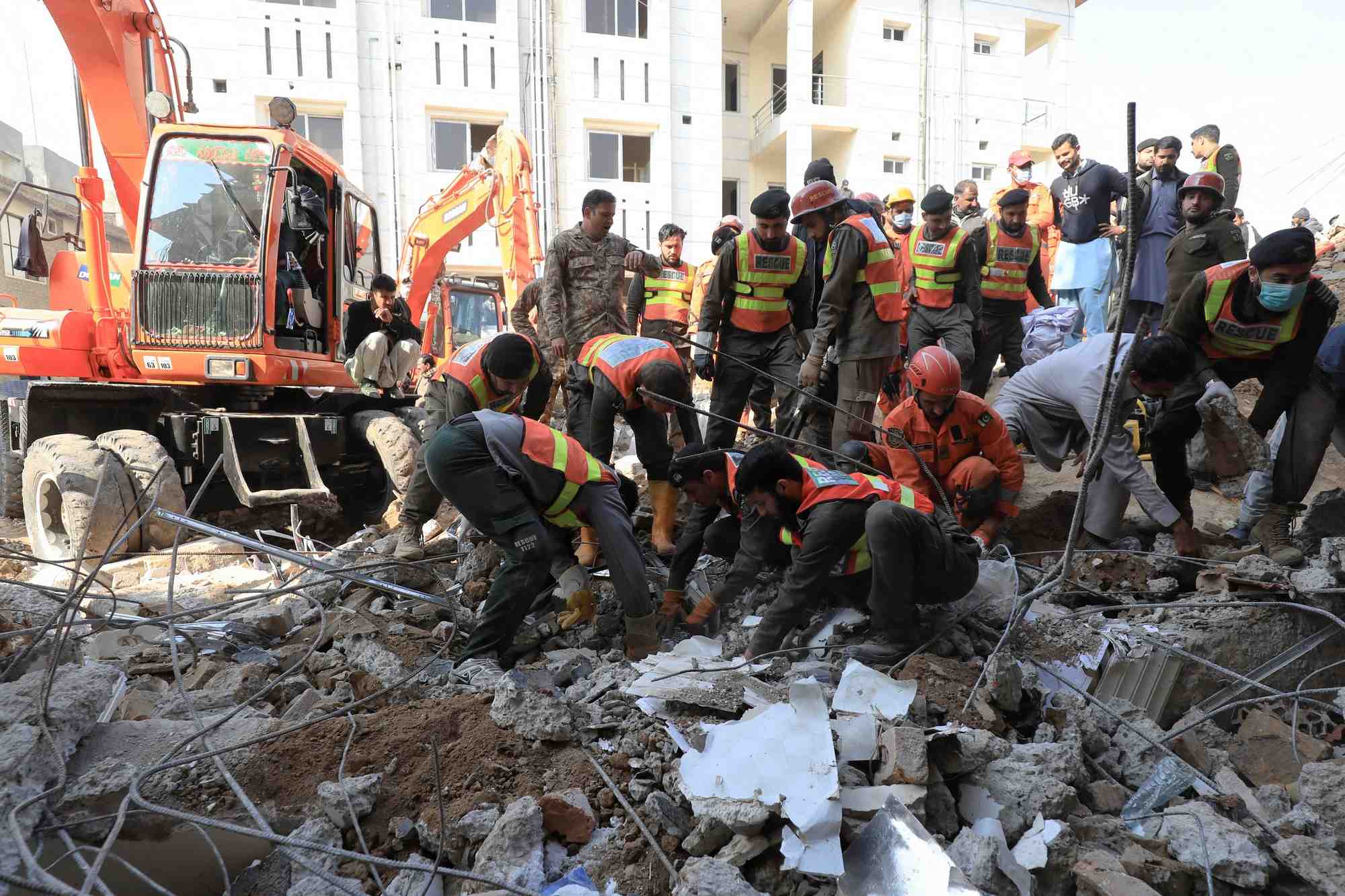 Les secouristes recherchent des victimes, apres un attentat-suicide au pakistan