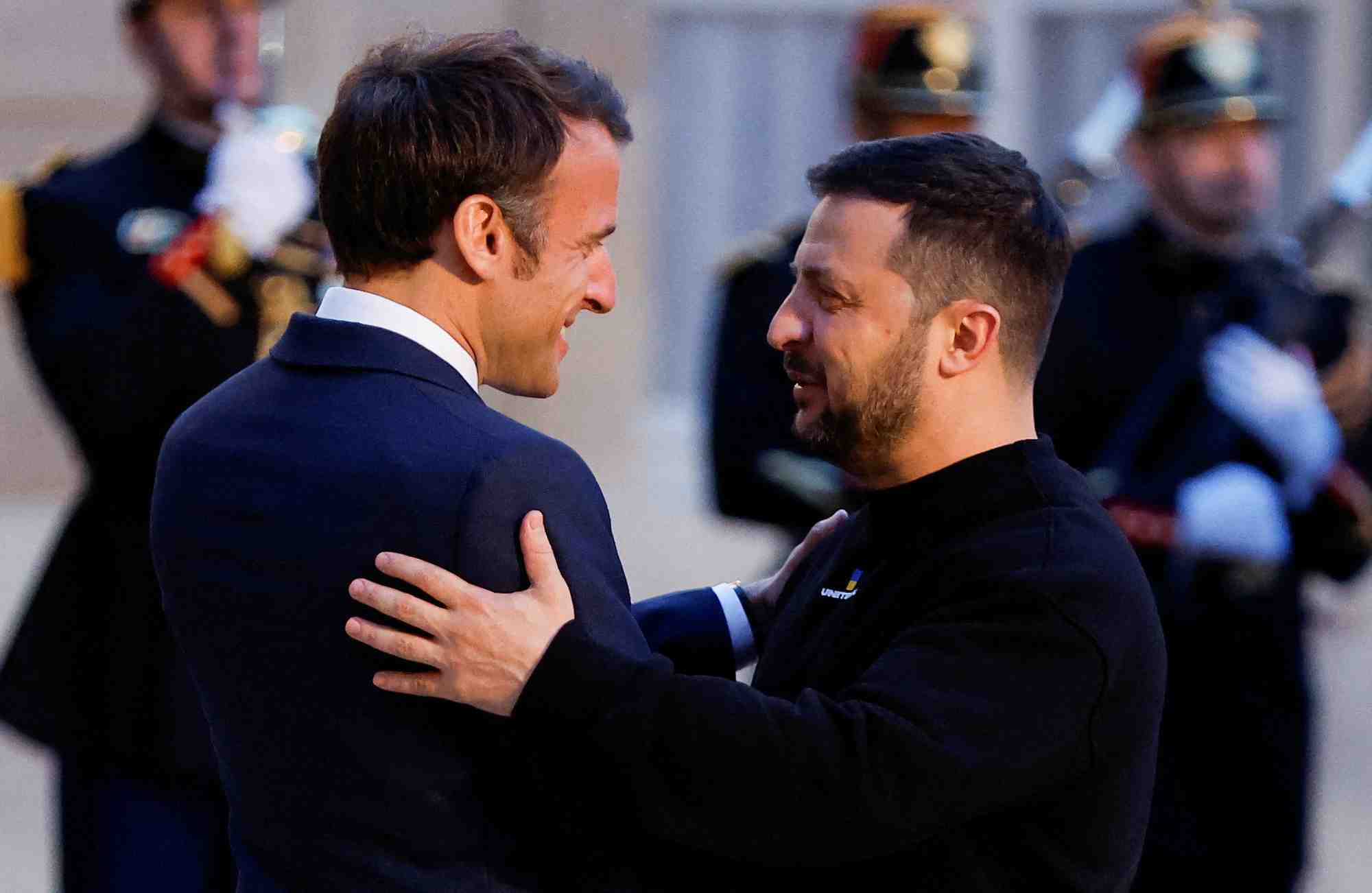 Emmanuel macron rencontre le president ukrainien volodymyr zelenskiy, a paris