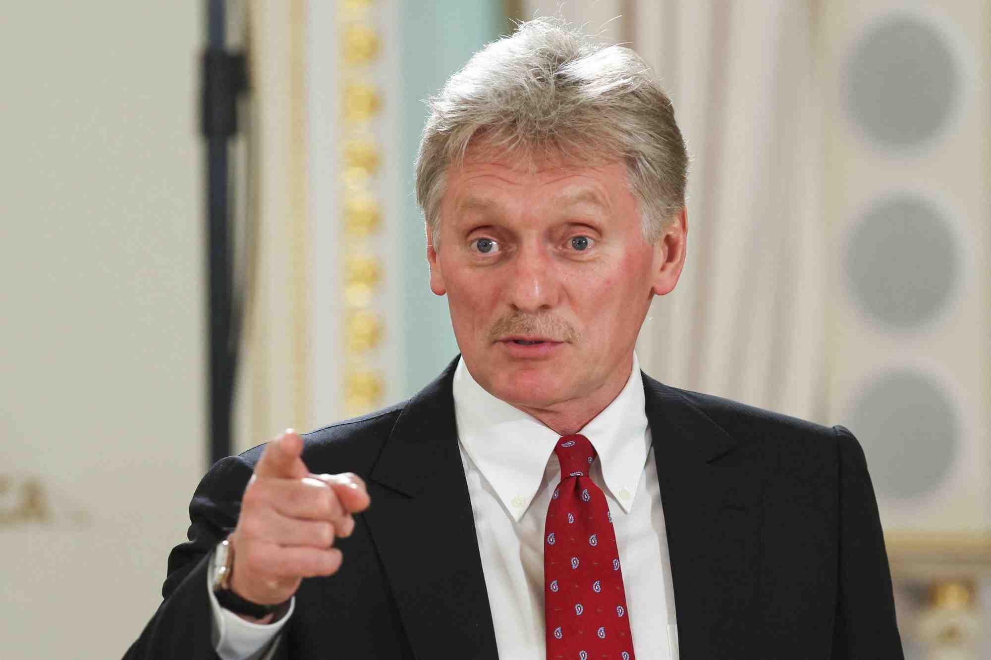 Le porte-parole du kremlin, dmitri peskov, s'adresse aux medias a saint-petersbourg