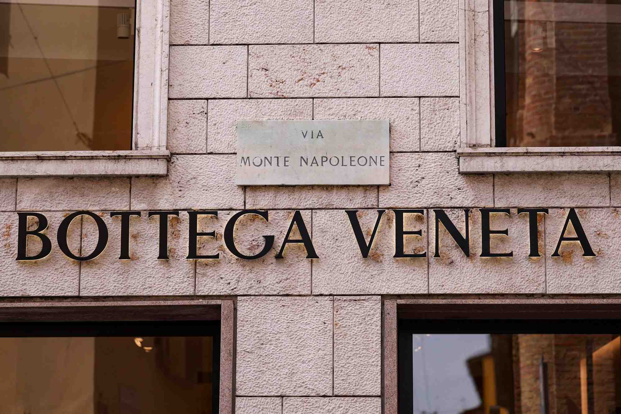 Le logo de la maison de mode bottega veneta est visible a l'exterieur d'une boutique a milan