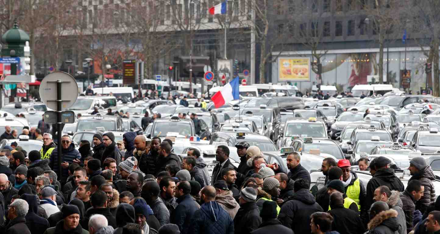 Dès samedi soir, certains chauffeurs, notamment parmi les indépendants, avaient annoncé leur intention de rester dans la rue jusqu'à lundi, notamment Boulevard Raspail à Paris, près du ministère des Transports - Photo d'illustration.