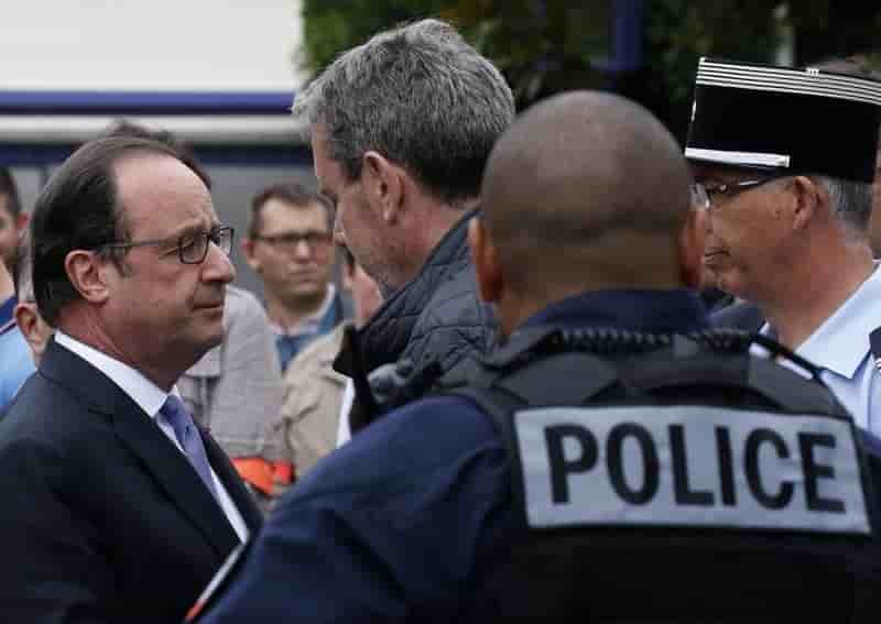Hollande assure que les eglises seront davantage protegees