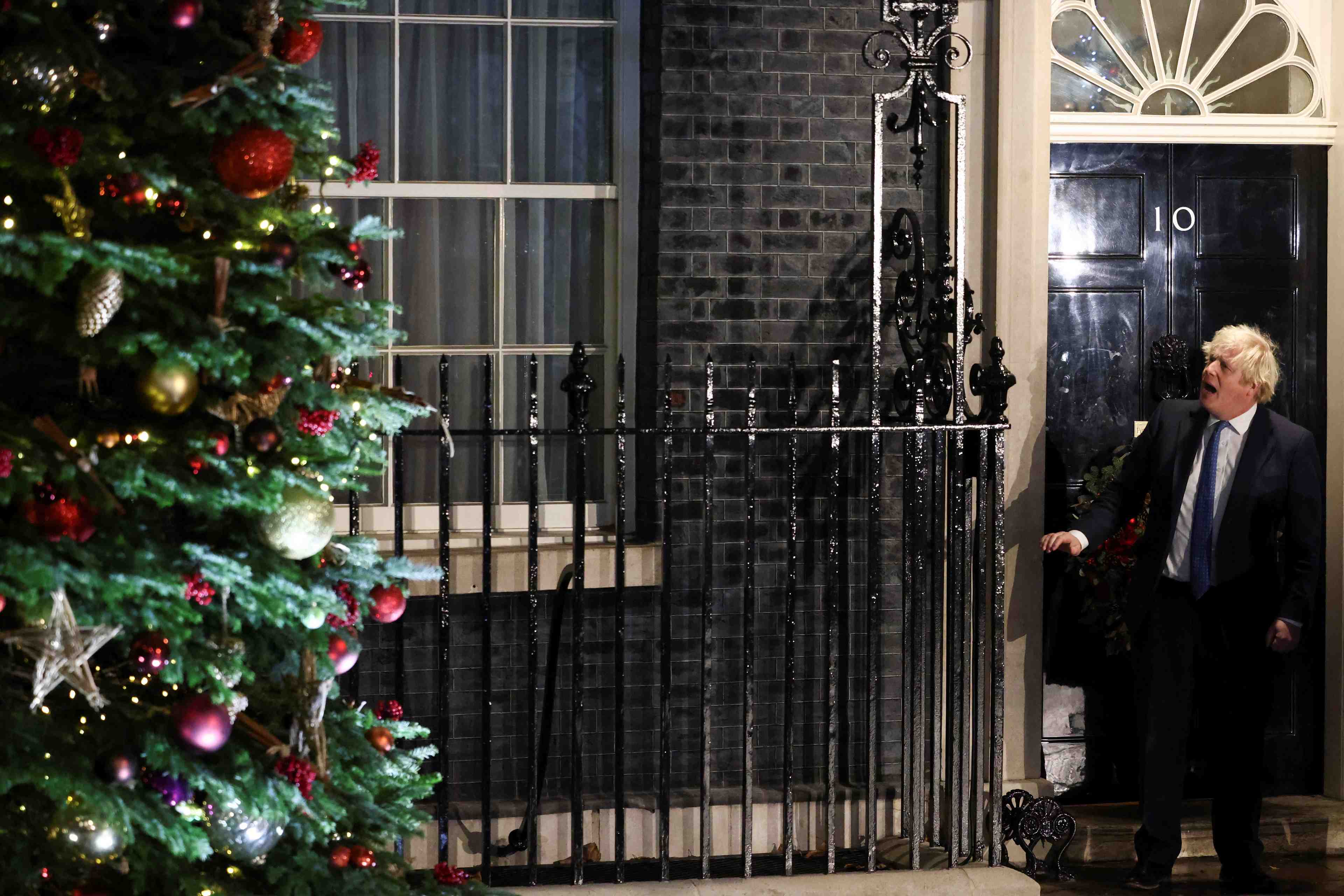 Johnson presente ses excuses apres une fete de noel controversee