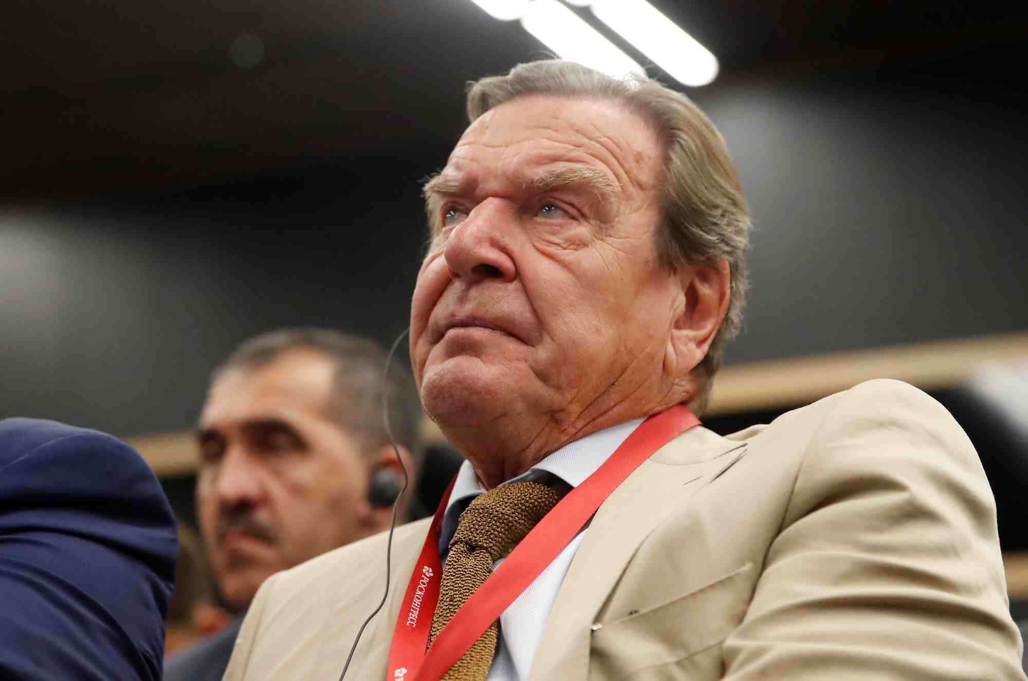 Ukraine: les eurodeputes demandent des sanctions contre gerhard schroder