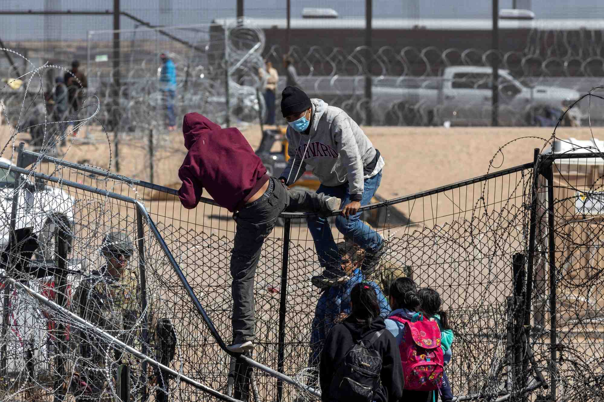 Des migrants traversent la frontiere vers les etats-unis, vus depuis ciudad juarez