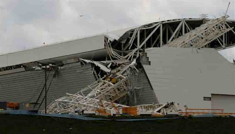 Accident sur un stade du Mondial au Brésil, 2 morts