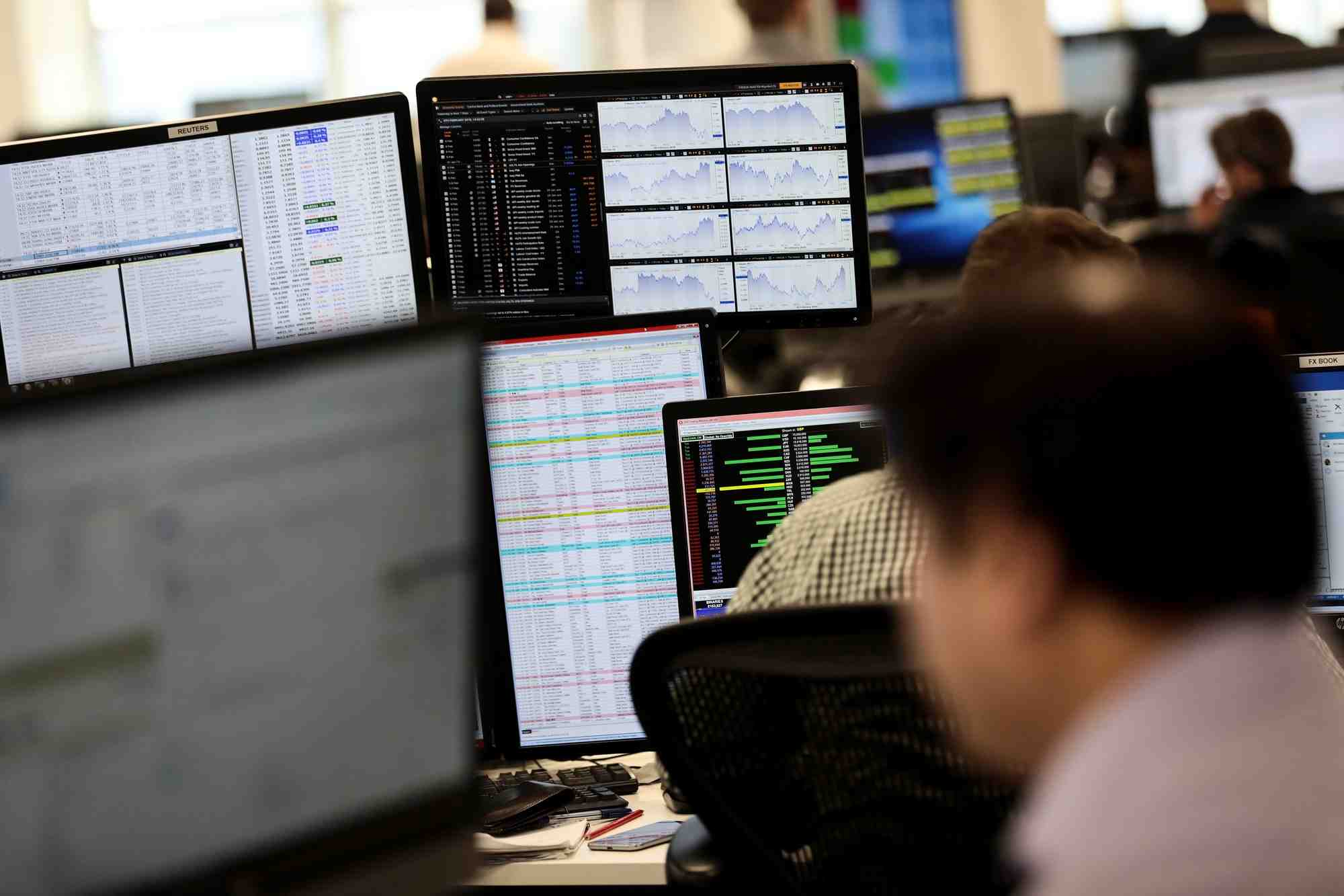 Les traders travaillent en salle des marches de l'indice ig