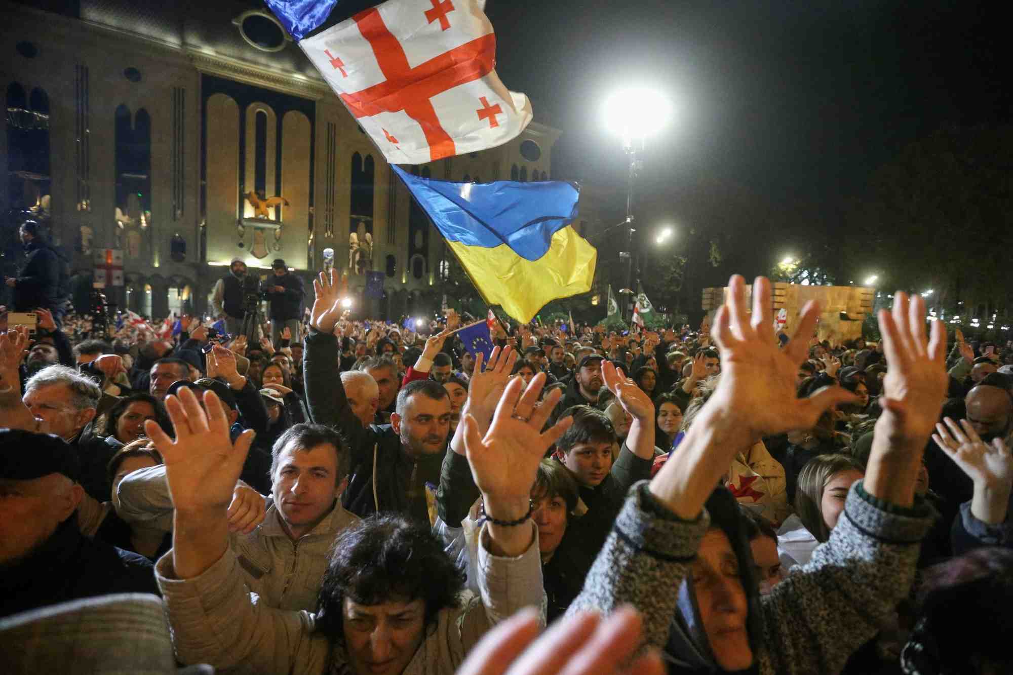 Des partisans des partis d'opposition georgiens lors d'un rassemblement pour contester le resultat des recentes elections parlementaires, a tbilissi