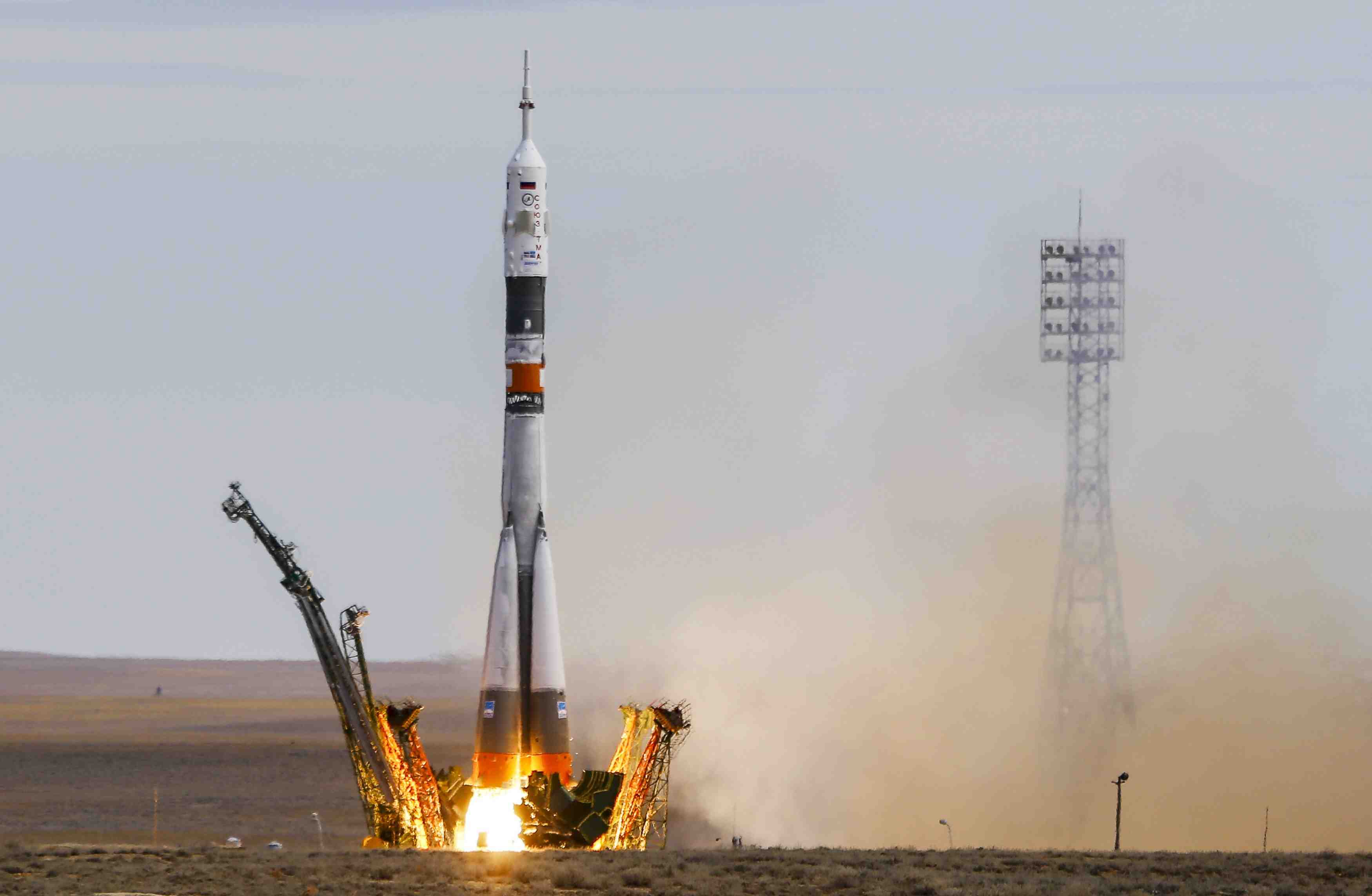 Le premier astronaute danois et deux cosmonautes russe et kazakh en route pour l'iss
