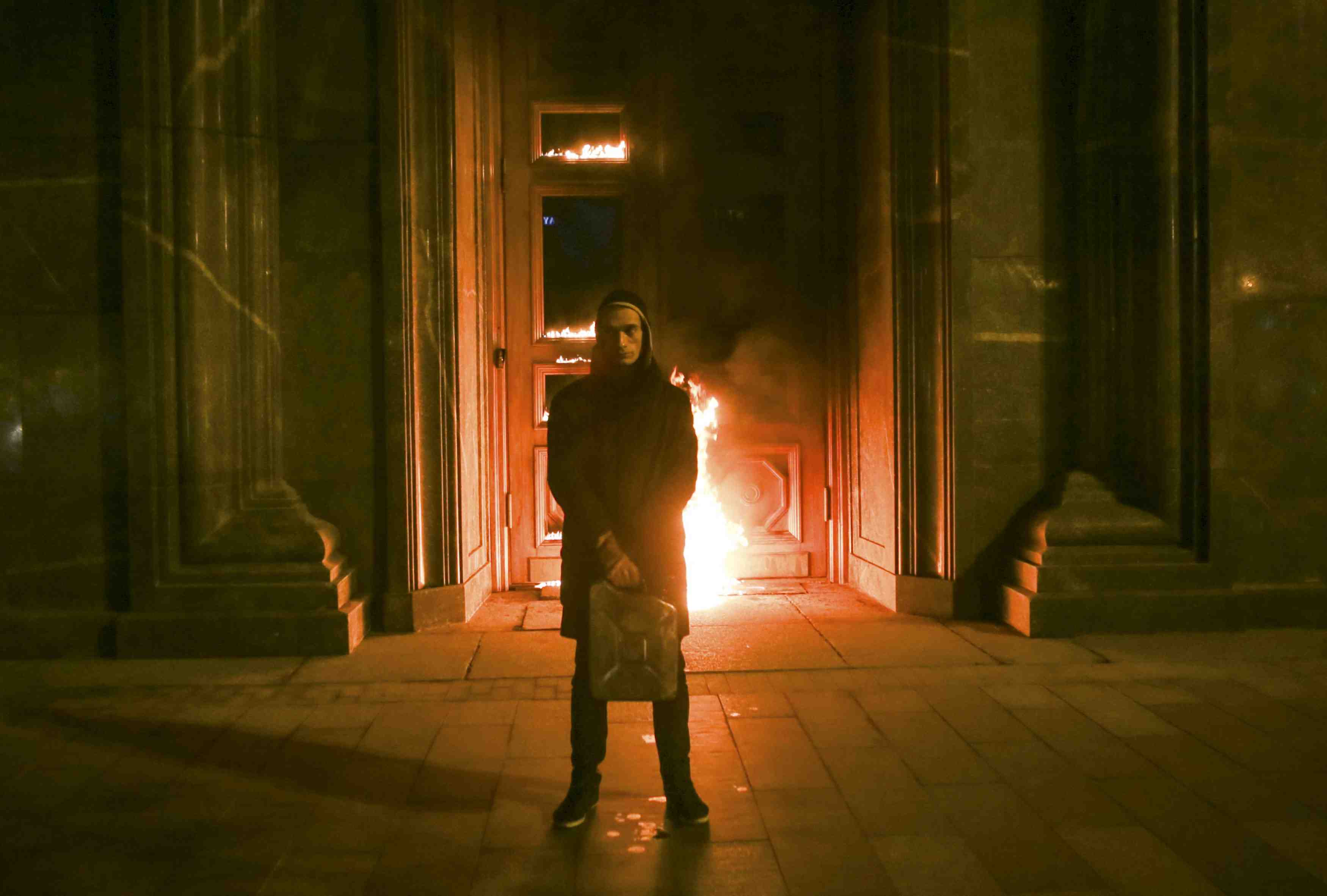 Performance d’un artiste russe qui met le feu aux portes du fsb