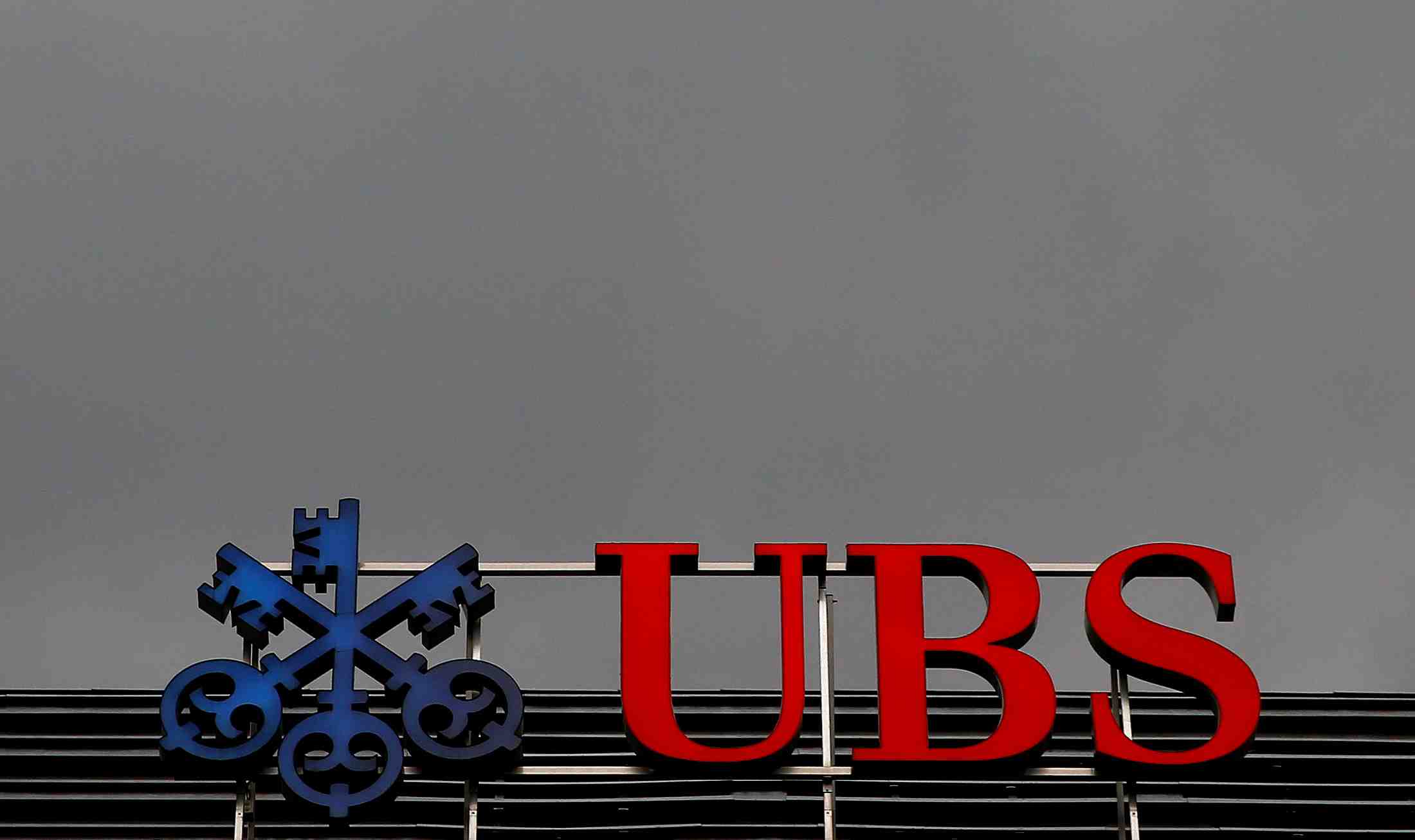 Ubs fait mieux que prevu au troisieme trimestre, vise les riches americains