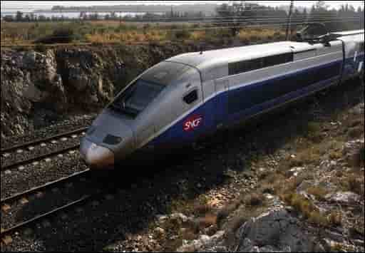 Passage le 10 novembre 2008  d'un TGV sur la ligne Perpignan Narbonne touchée par des actes de sabotage