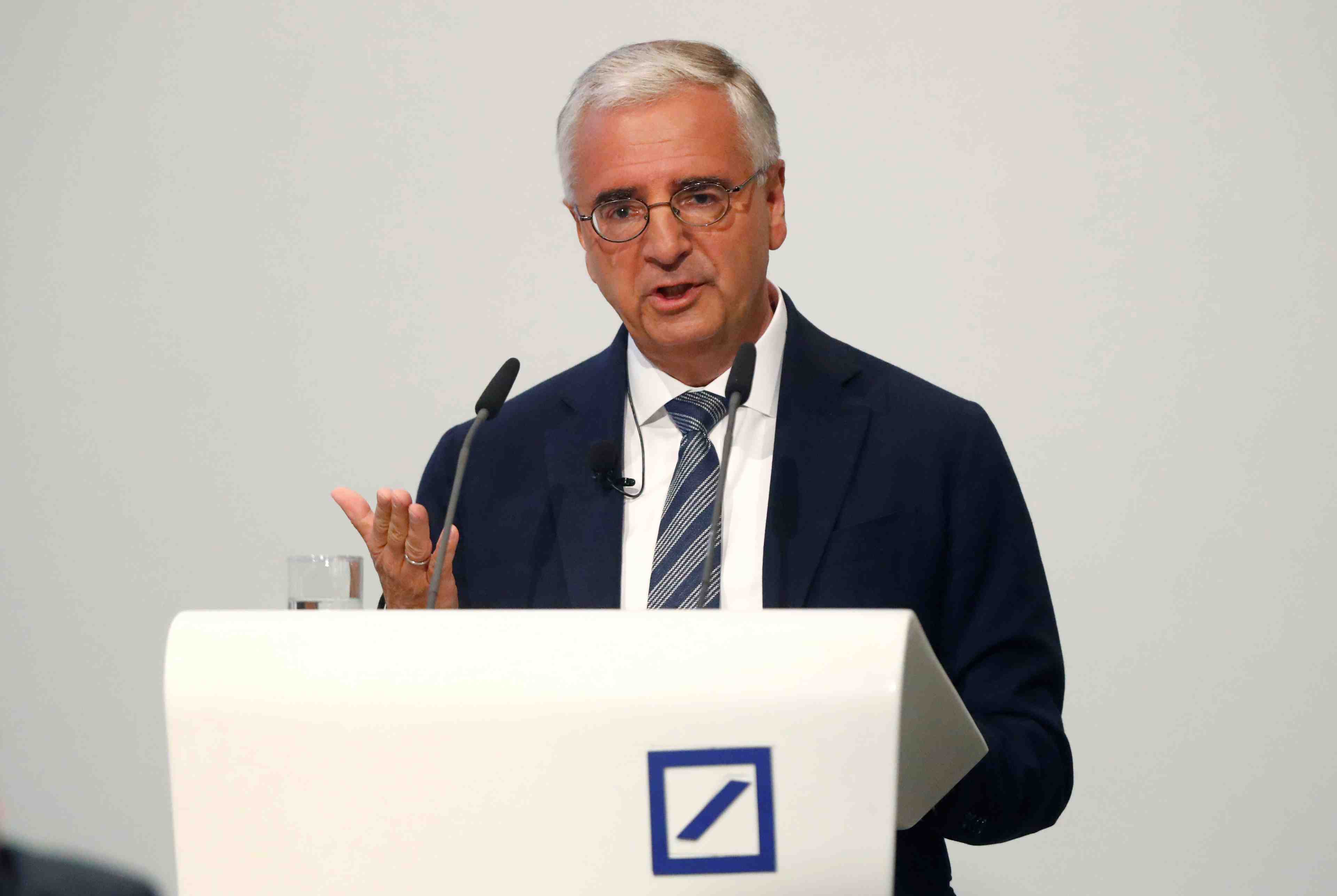 Deutsche bank est solide, elle n'a besoin ni d'aide ni de fusion, dit achleitner