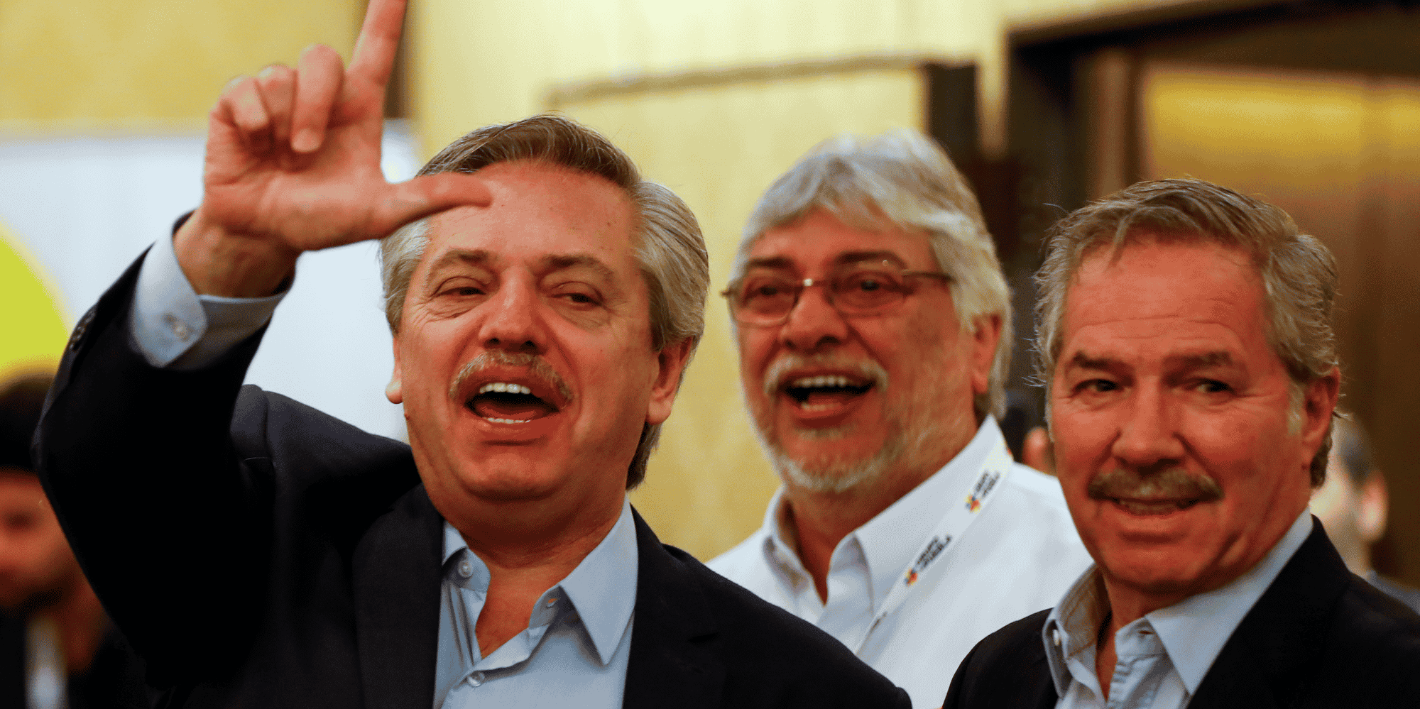 Le nouveau président (à g.) prend ses fonctions alors que les voyants de l'économie argentine sont dans le rouge.