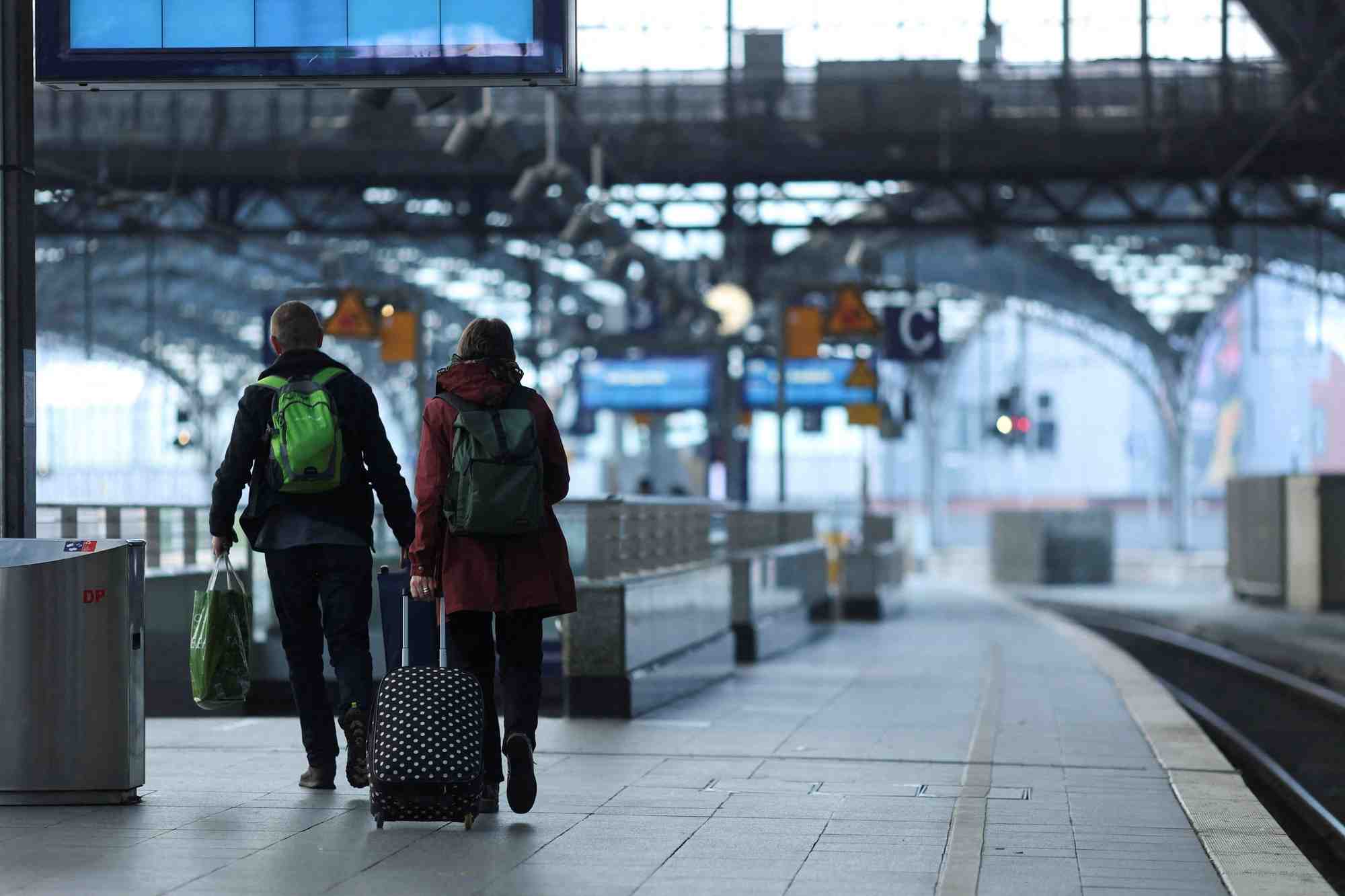 Le quai de la gare centrale de cologne vide, lors d'une greve nationale