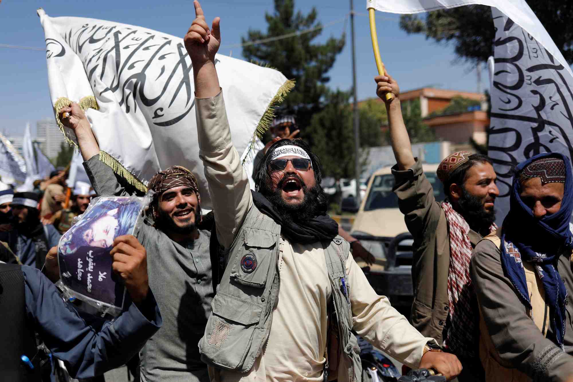 Des talibans fetant le deuxieme anniversaire de la chute de kaboul