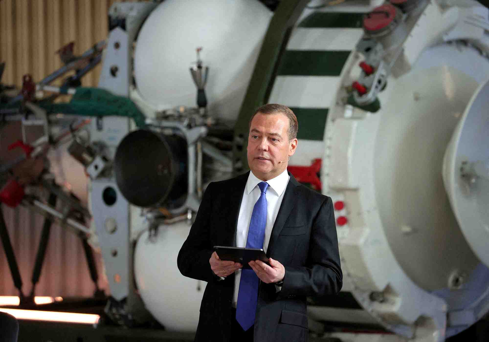 Le chef adjoint du conseil de securite russe, dmitri medvedev, assiste a une reunion a reutov, russie