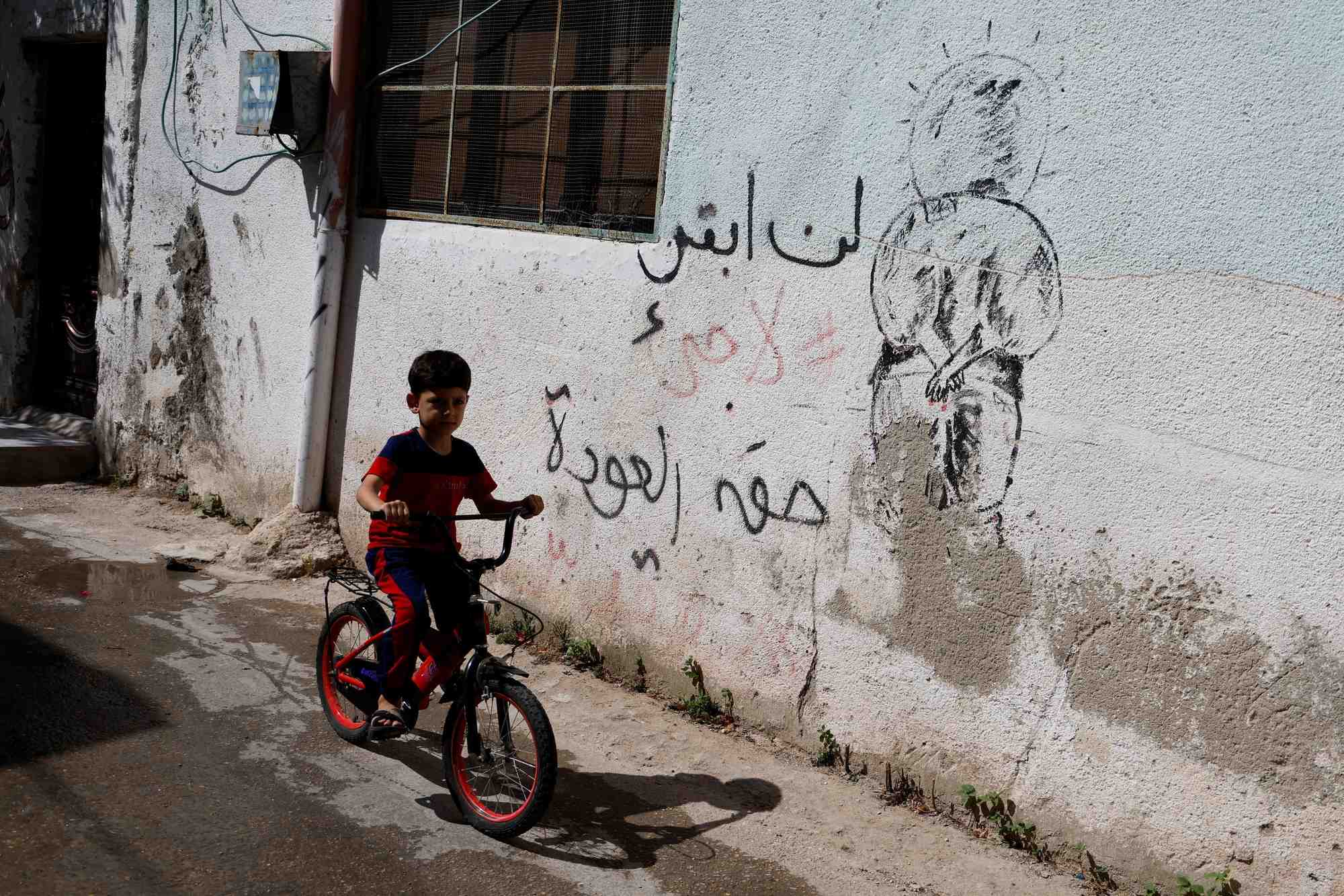 Un enfant palestinien faisant du velo