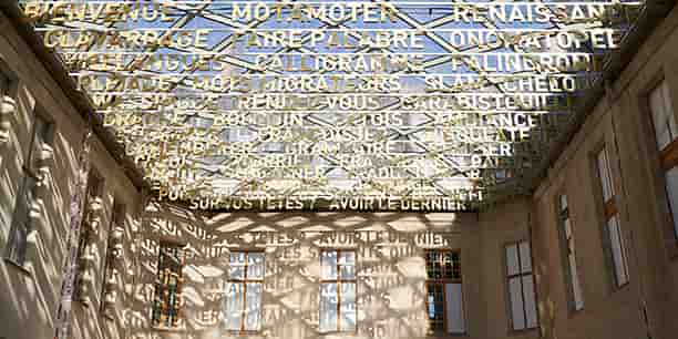 Le « ciel lexical » installé sous la verrière de la cour du jeu de paume du château.