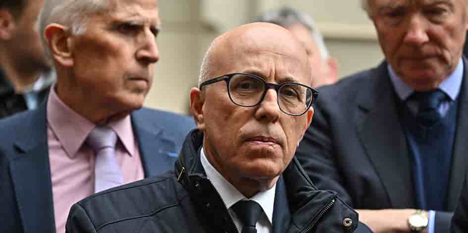 Le patron de LR, Eric Ciotti, a dénoncé ce mardi que le gouvernement prévoyait, selon lui, une hausse des impôts et une sous-indexation des retraites afin de redresser les comptes publics.
