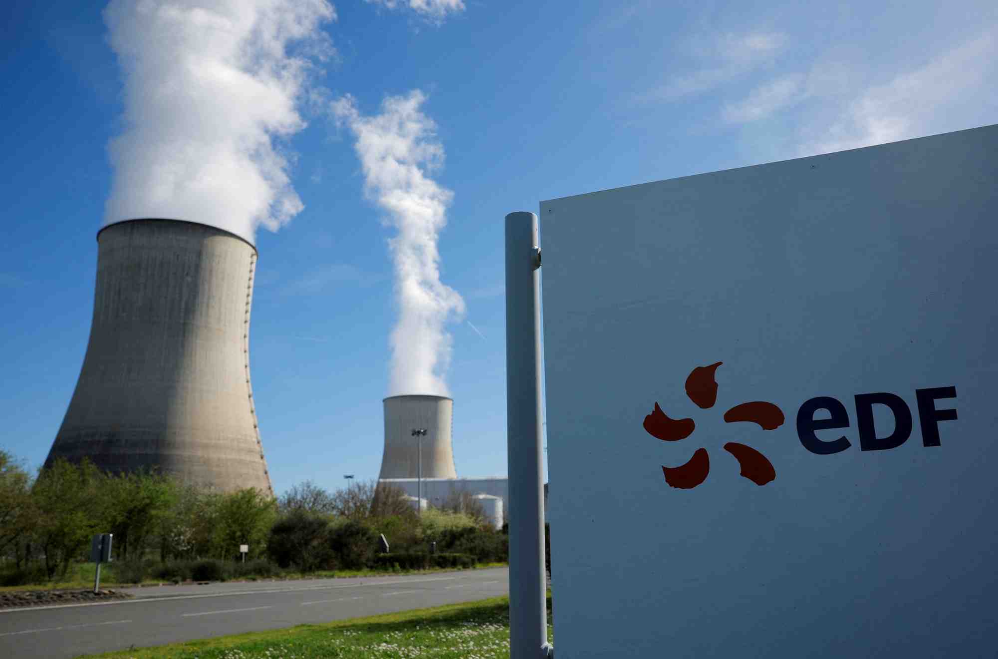 Photo d'archives: le logo d'edf devant les tours de refroidissement a l'entree du site de la centrale nucleaire a civaux