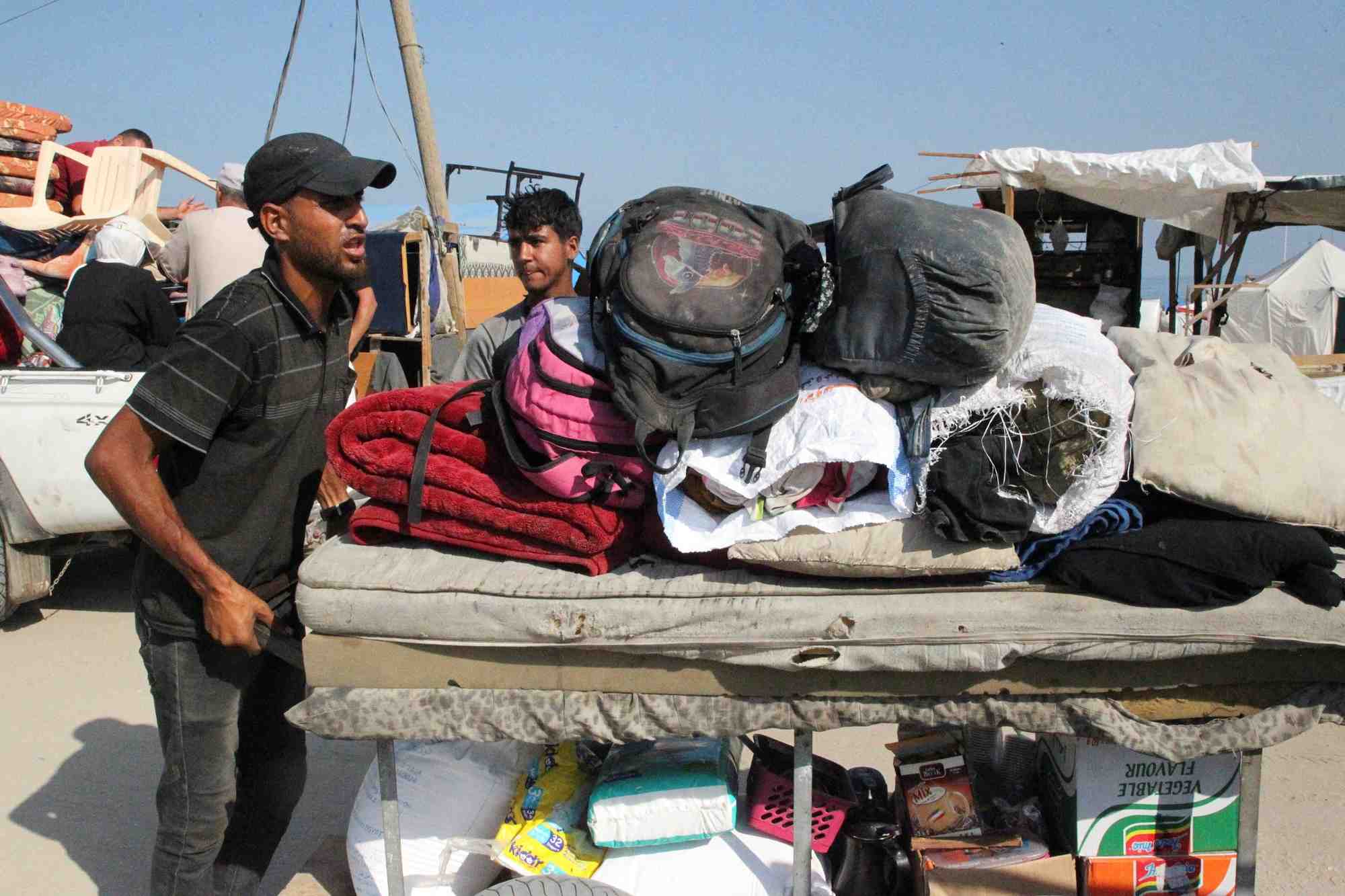 Des palestiniens fuient rafah suite a une operation militaire israelienne