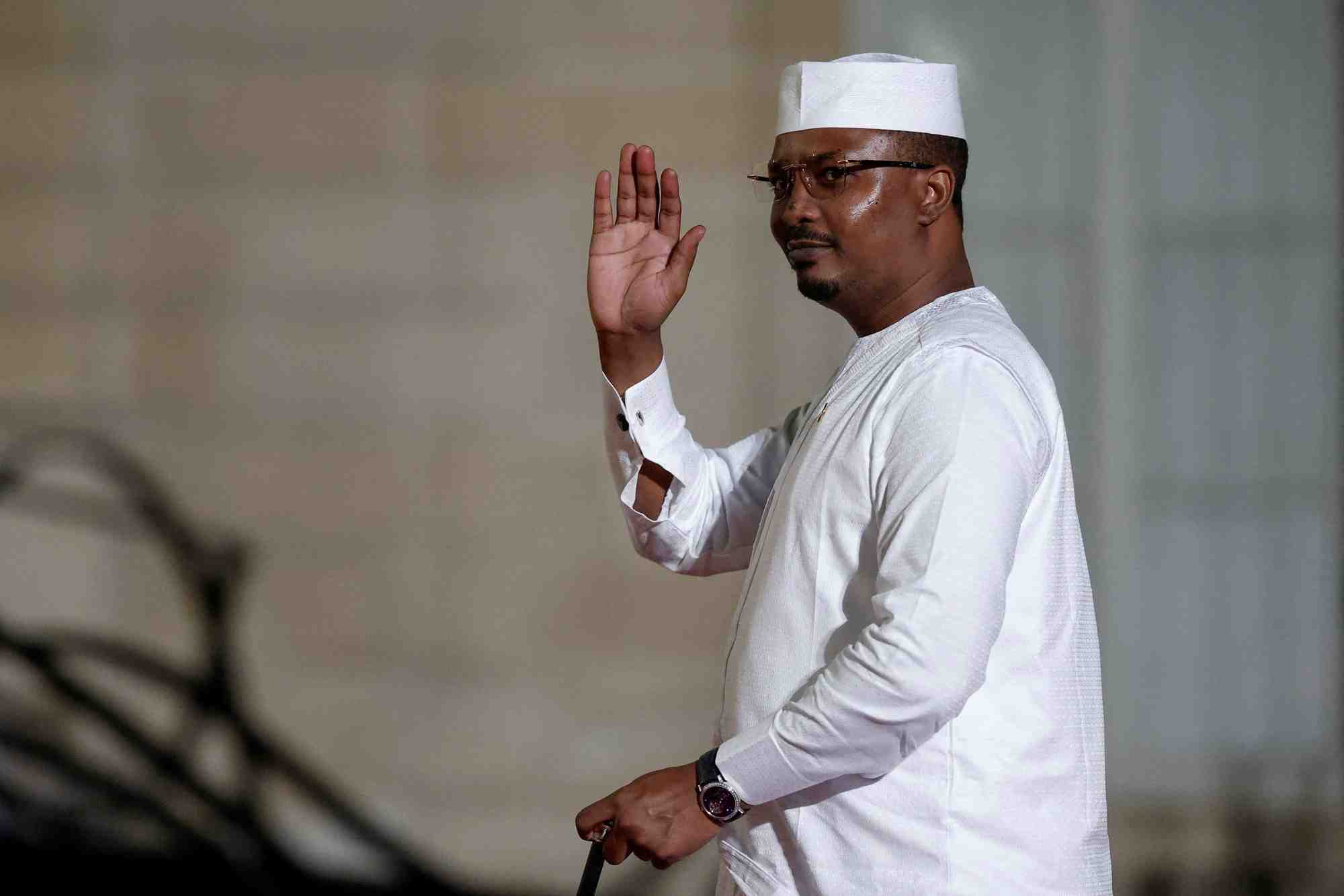 Le president tchadien, le general mahamat idriss deby, arrive avant un diner avec plusieurs chefs d'etat et de gouvernement et dirigeants d'organisations internationales au palais de l'elysee,