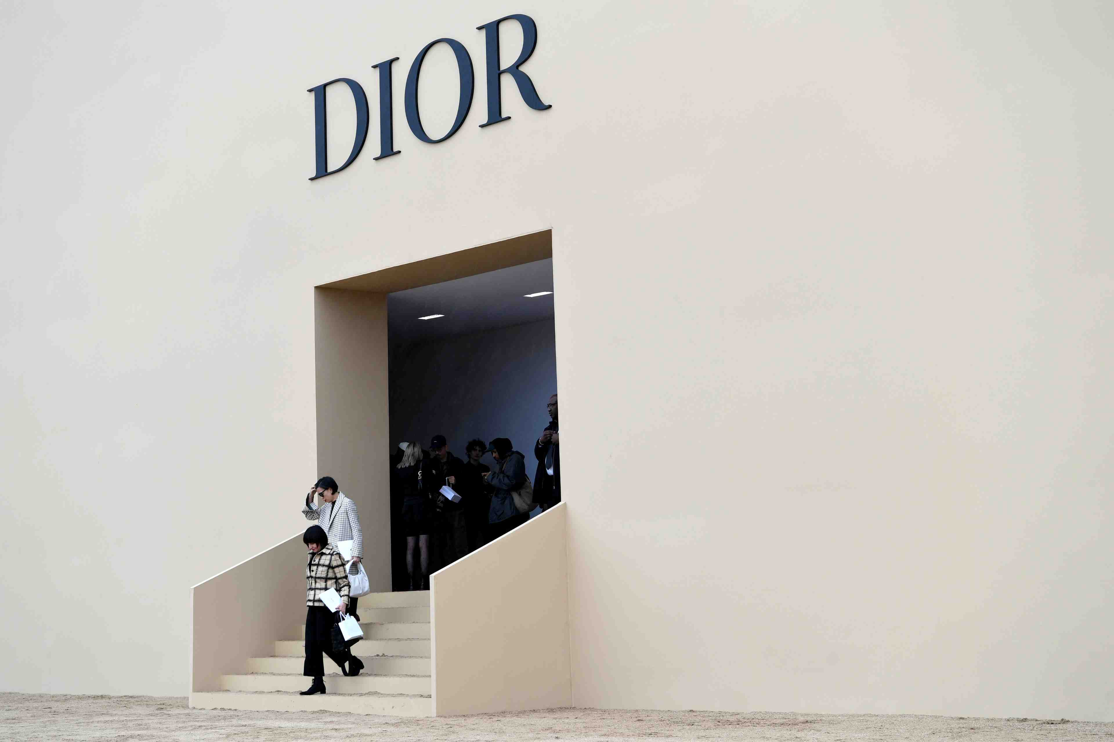 Dior relance ses defiles, sans invites au premier rang