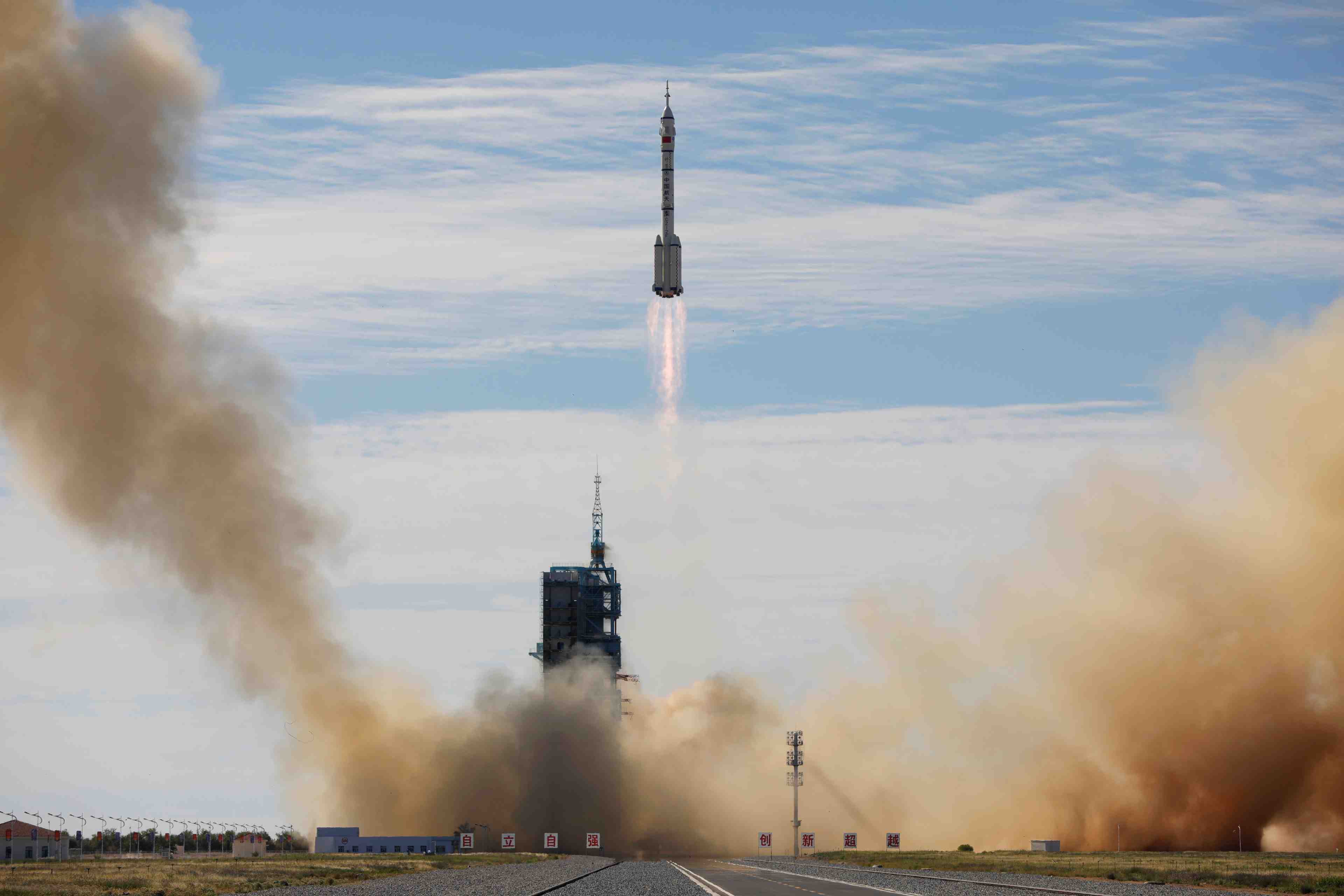 Chine: lancement du vaisseau spatial shenzhou-12