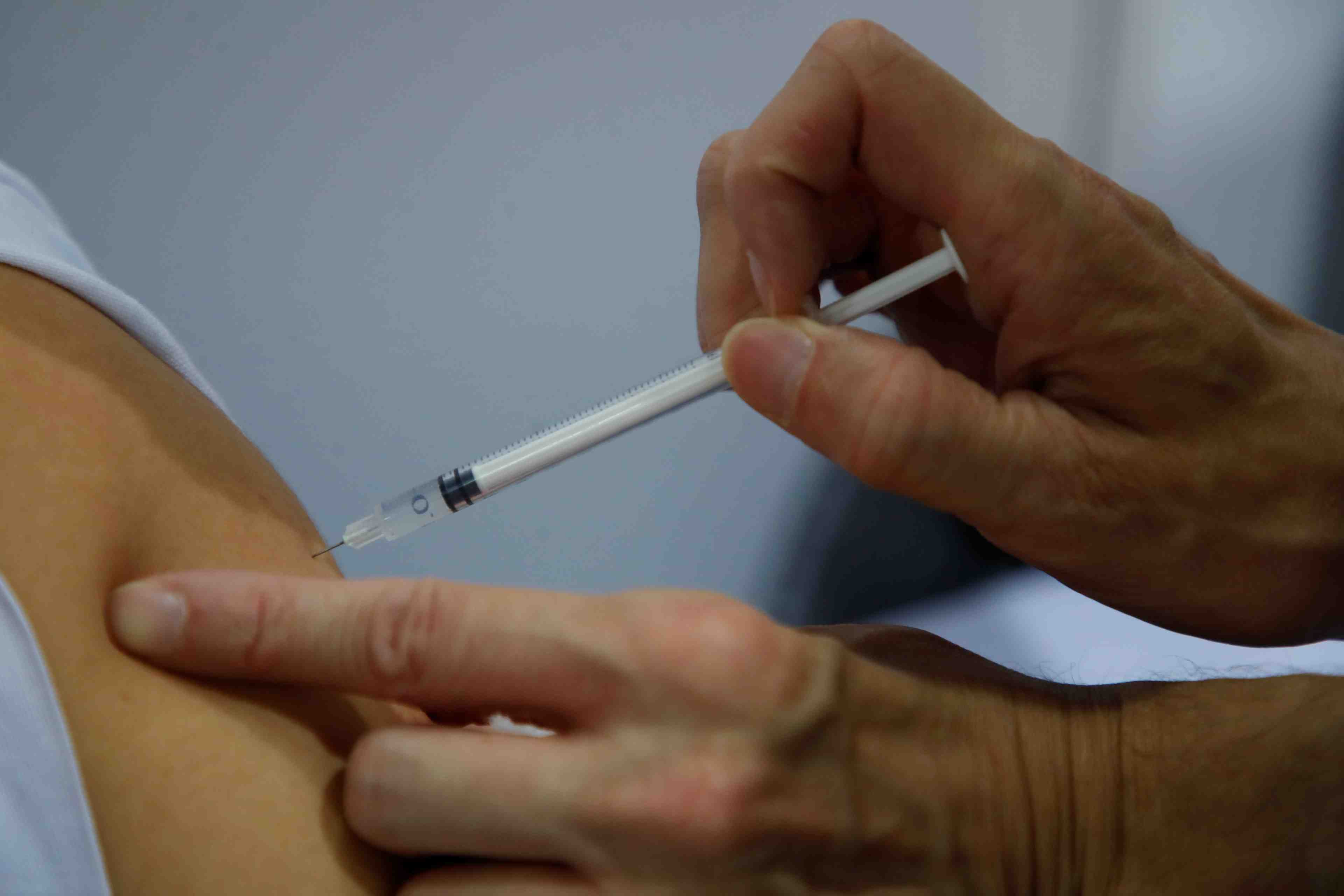 Coronavirus: huit fois moins de contaminations chez les vaccines en france